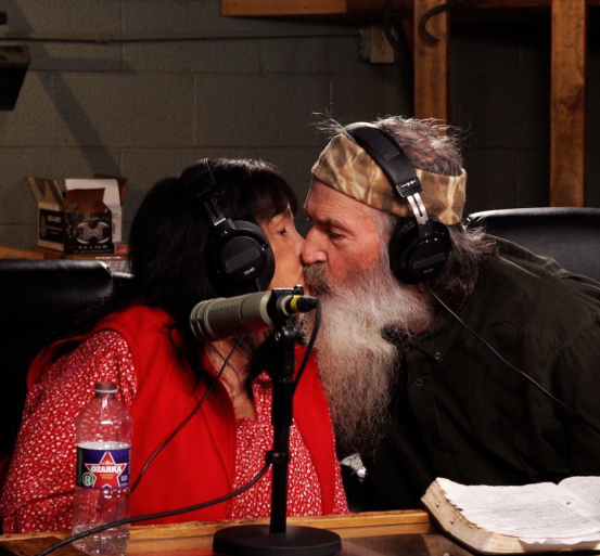 Katy and Phil Robertson kiss, dated November 2023 | Source: instagram/officialphilrobertson
