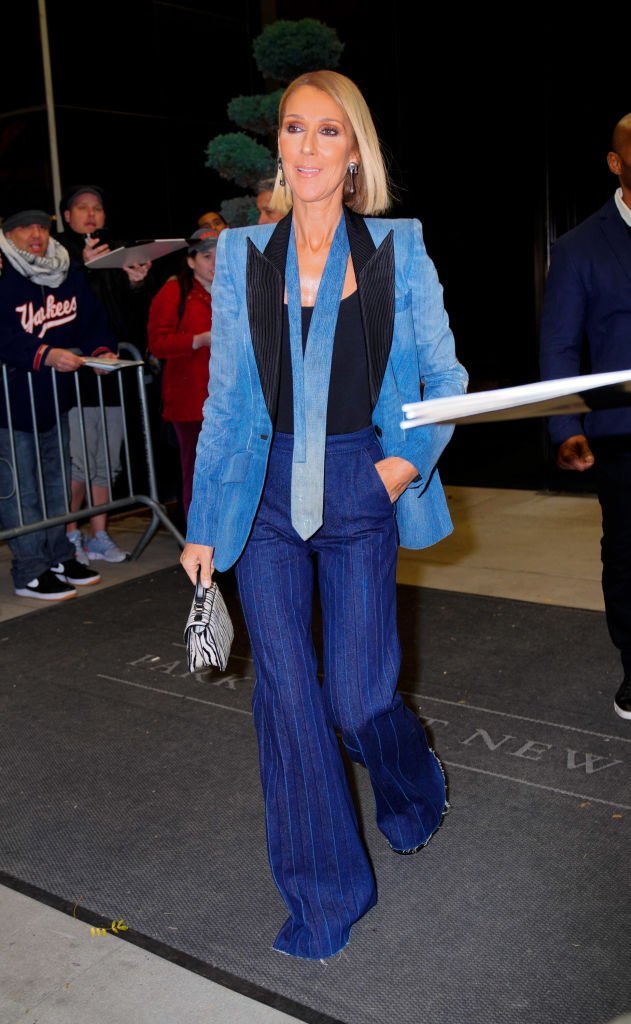 Céline Dion toute de bleu vêtue. | Photo : Getty images