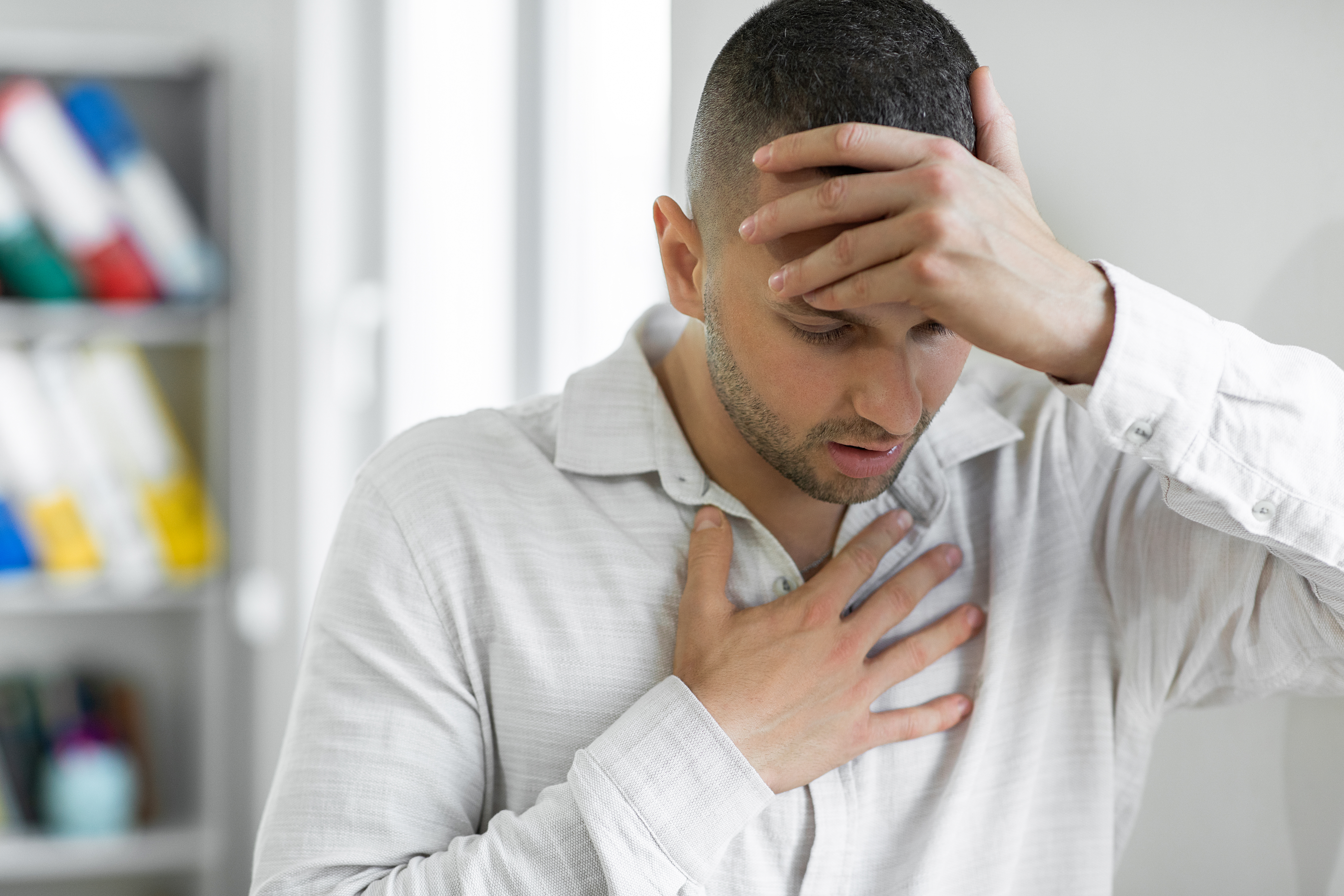 Hombre que sufre de problemas respiratorios | Fuente: Getty Images