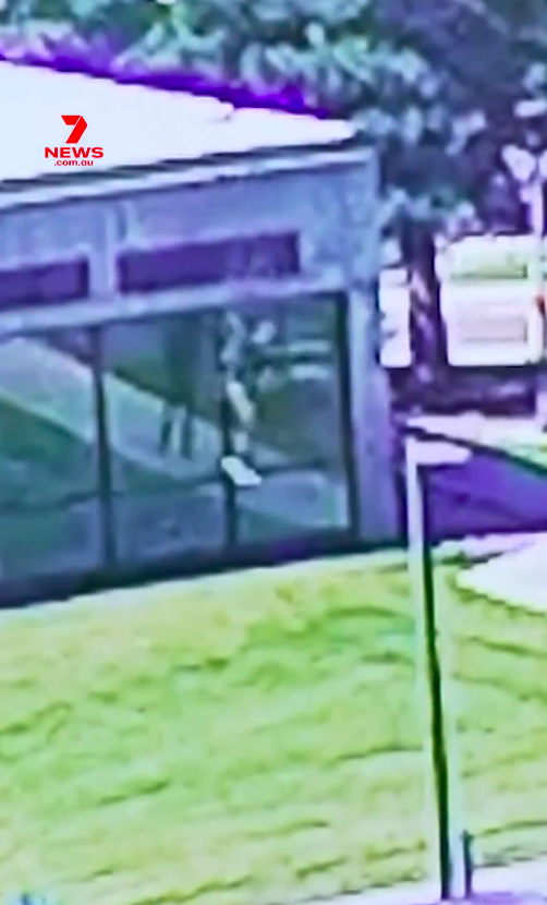 The suspect jumping off the side of the building, posted on September 12, 2025. | Source: X/@7NewsAustralia