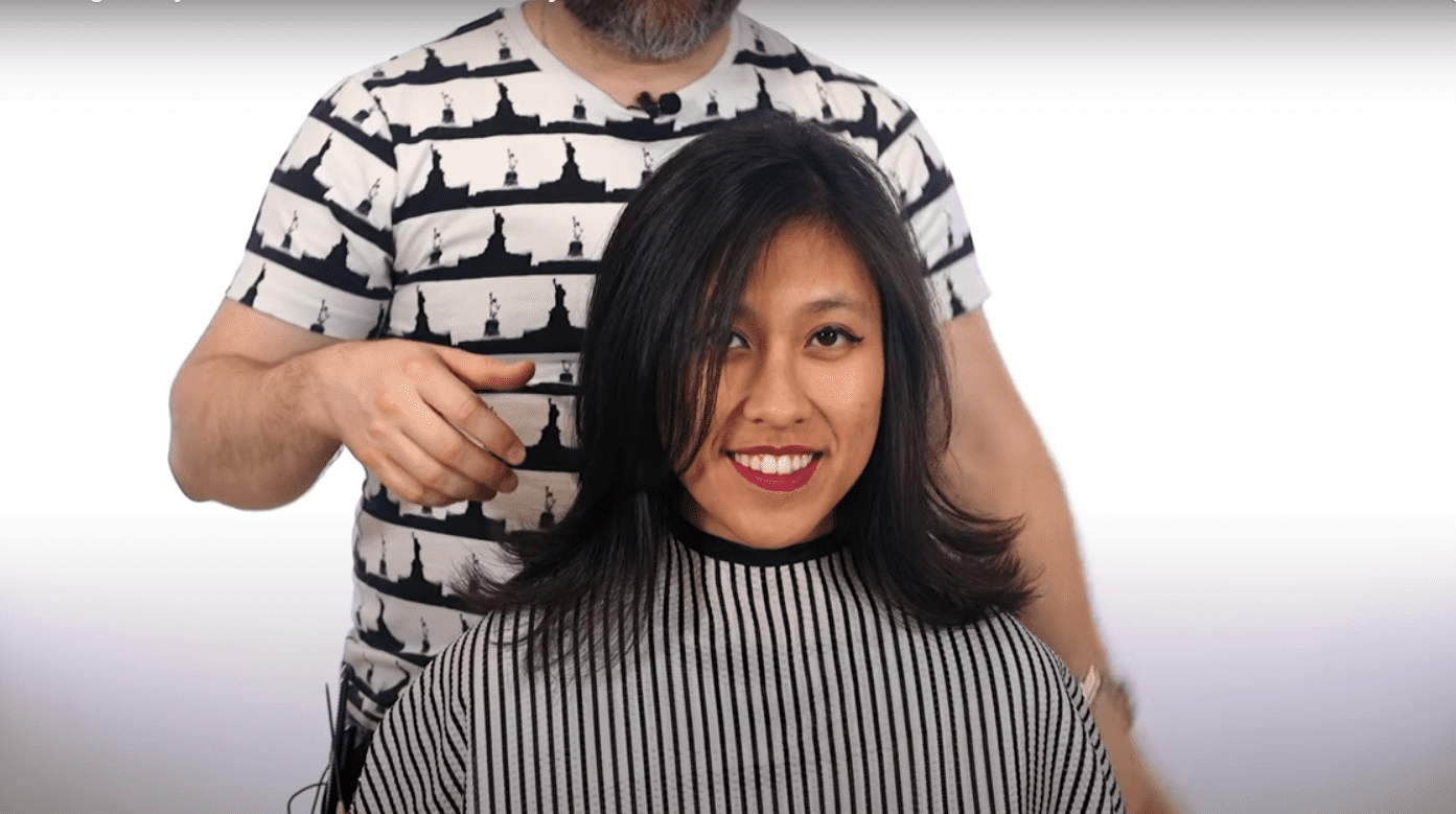 Mujer con corte mediano en capas. | Foto: Youtube/TheSalonGuy
