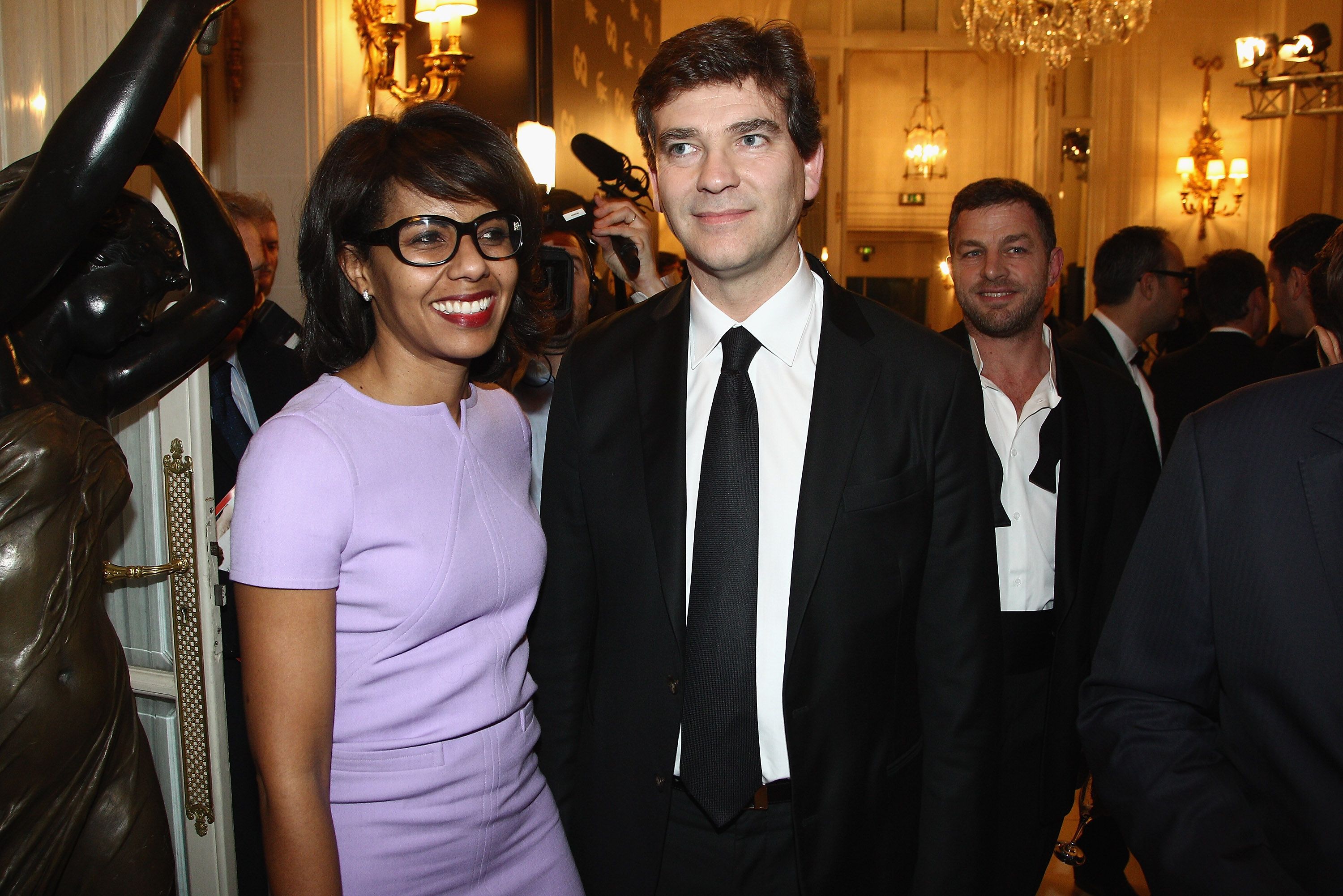 Audrey Pulvar et Arnaud Montebourg assistent à la cérémonie de `` GQ Man of the Year 2011 '' à l'hôtel Ritz le 18 janvier 2012 à Paris, France. | Photo : Getty Images
