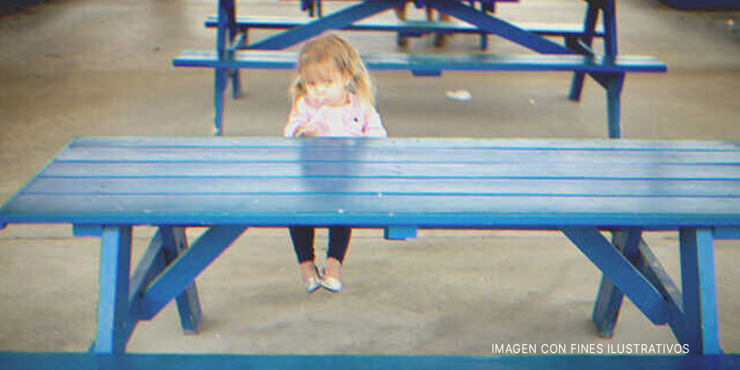 Una niña sentada sola en un banco | Foto: Flickr.com/Donnie Ray Jones (CC BY 2.0)
