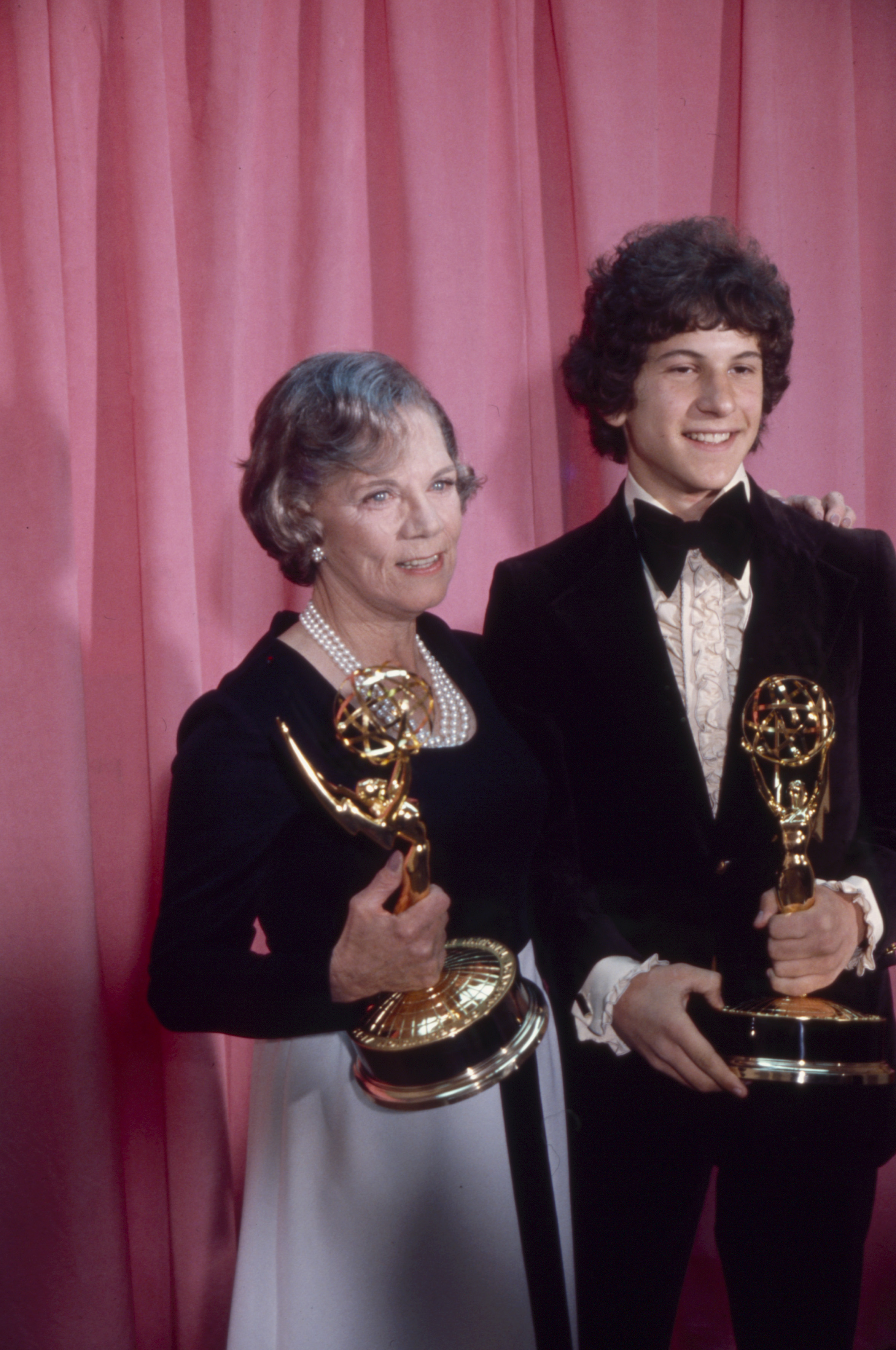 Scott Jacoby posing with his Emmy alongside Ellen Corby at the 25th Primetime Emmy Awards in Los Angeles, California on May 20, 1973. | Source: Getty Images