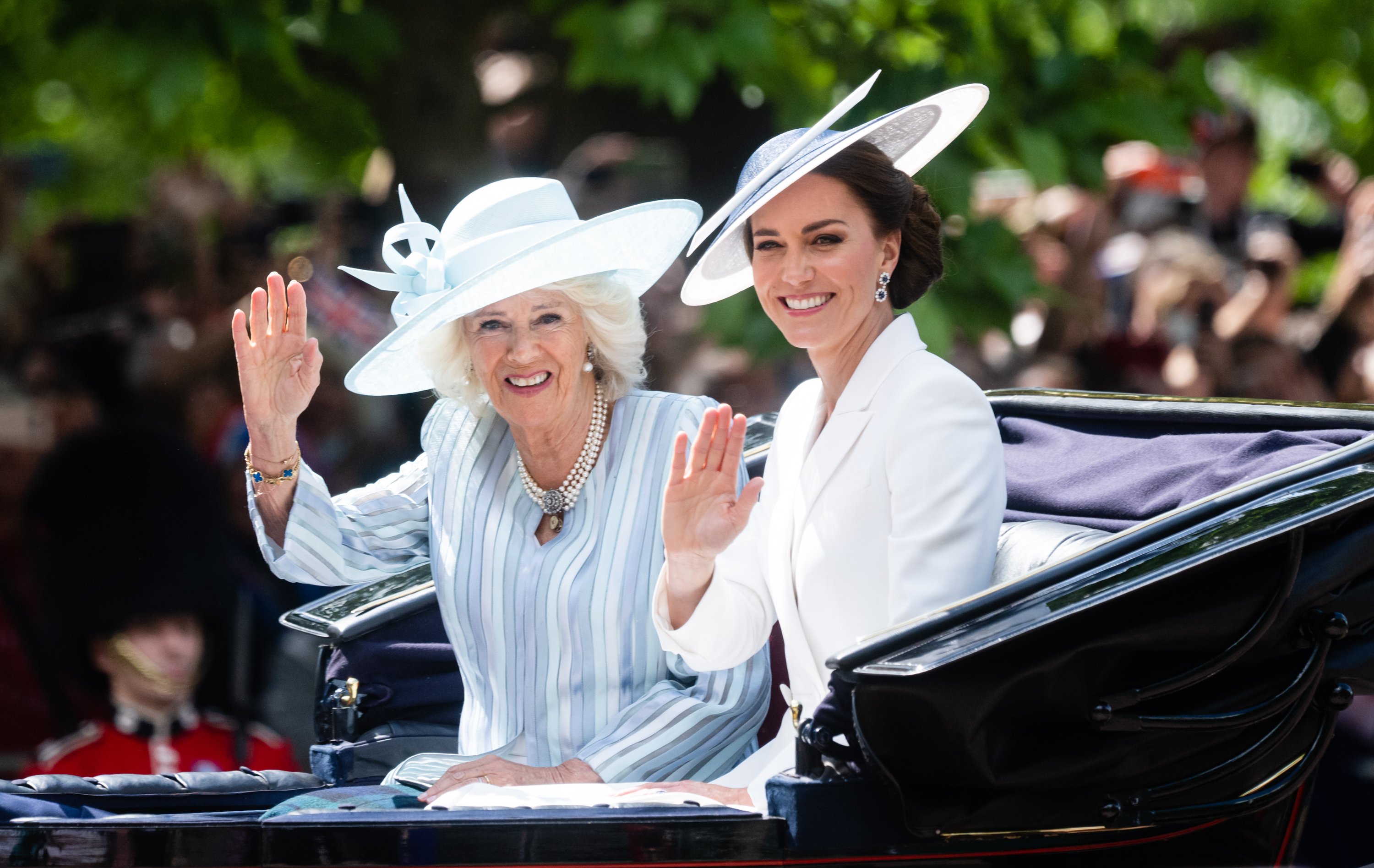 La duquesa Camilla y la duquesa Kate en un carruaje durante el Trooping the Colour el 2 de junio de 2022, en Londres, Inglaterra. | Foto: Getty Images