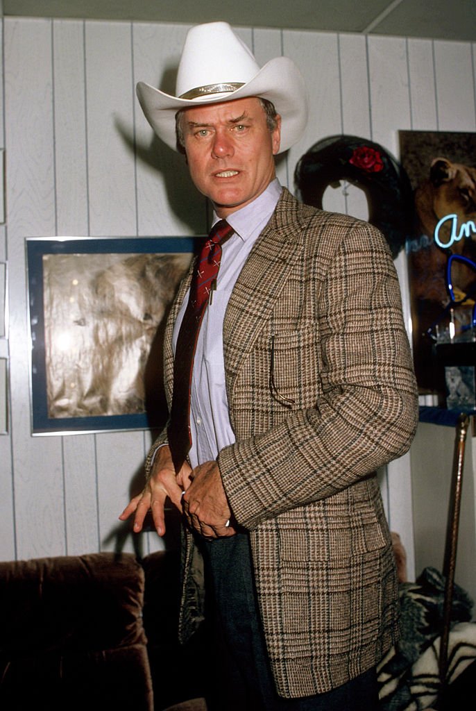 Larry Hagman visits backstage at Broadway musical "Sugar Babies" circa 1980. | Photo: Getty Images