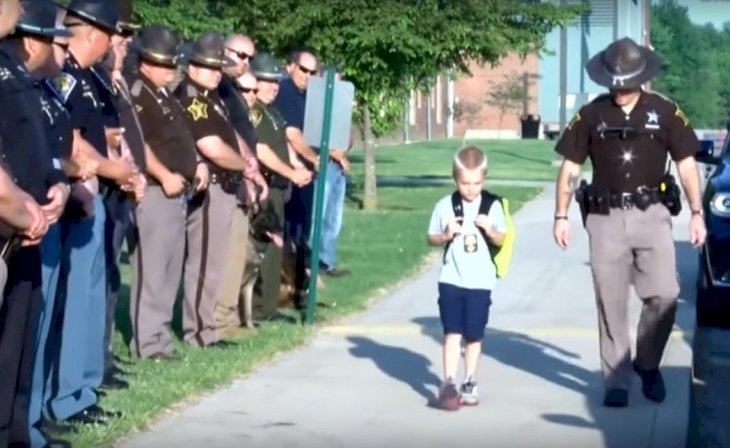 Dakota Pitts walks to school with a police escort in October 2018 | Source: YouTube/ Inside Edition