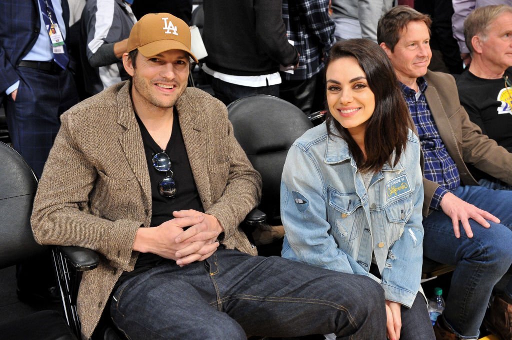 Ashton Kutcher and Mila Kunis attend a basketball game between the Los Angeles Lakers and the Philadelphia 76ers at Staples Center | Photo: Getty Images