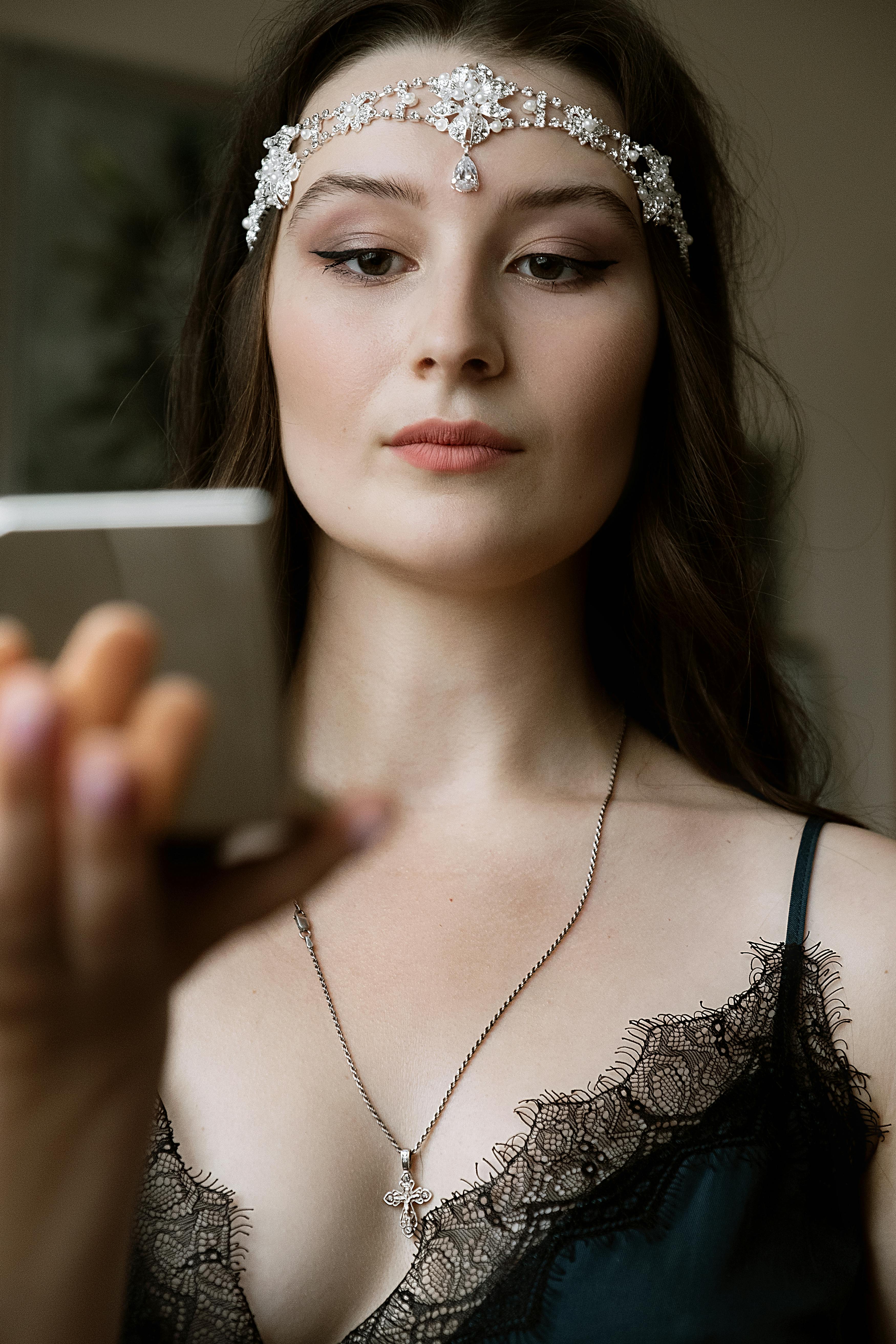 A woman glances in a compact mirror | Source: Pexels