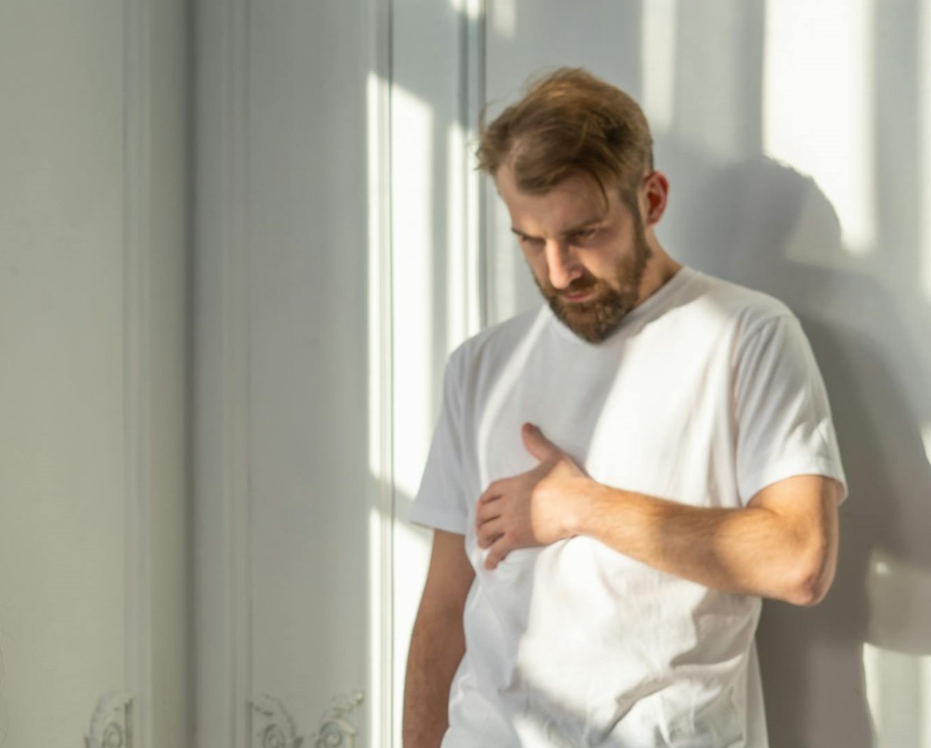 Upset man holding his chest | Source: Pexels