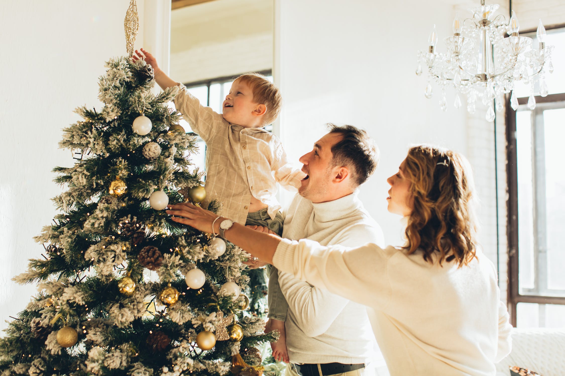 Wanda sah, wie ihr Sohn den Weihnachtsbaum schmückte | Quelle: Pexels