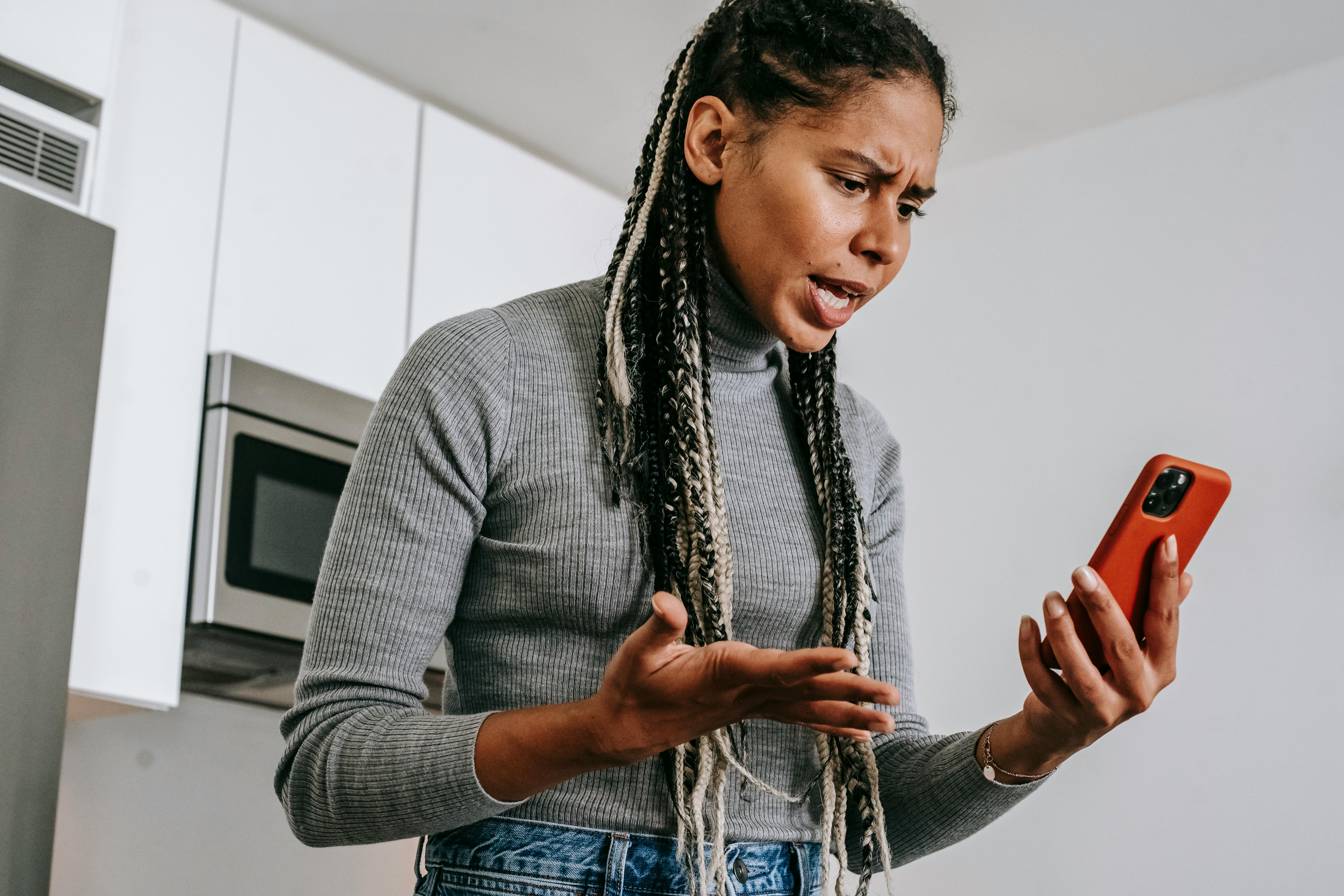 A woman talking on her phone | Source: Pexels