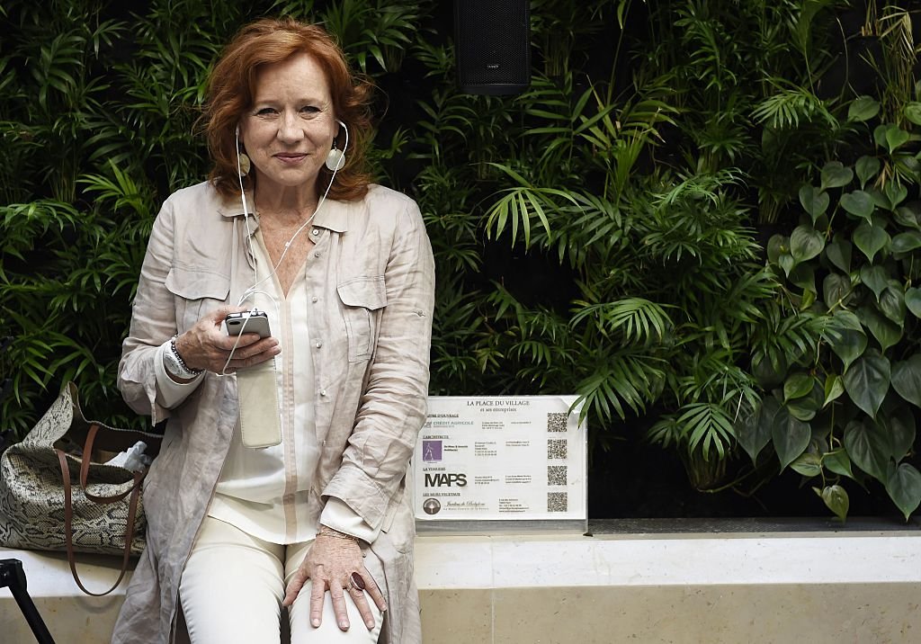La réalisatrice et actrice française Eva Darlan arrive pour prononcer un discours lors d'une action de protestation dédiée à la mémoire des femmes tuées par leur conjoint ou ex-conjoint et contre les violences faites aux femmes, devant l'hôtel de ville de Paris, le 28 août 2019. | Photo : Getty Images