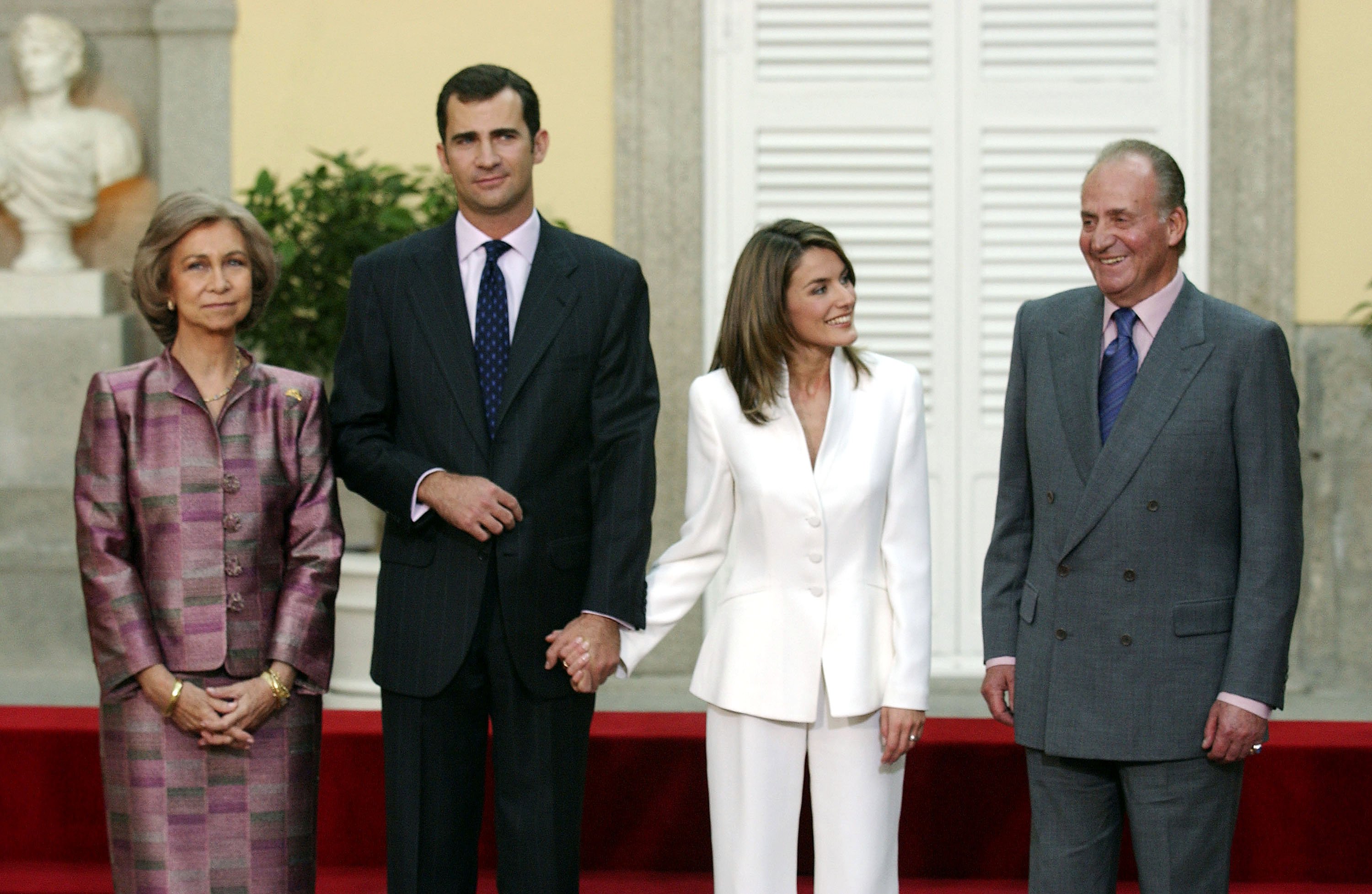 Reina Sofía, Príncipe Felipe, Letizia Ortiz y el Rey Juan Carlos en ceremonia de compromiso oficial de Felipe y Letizia en el jardín del Palacio Pardo en noviembre de 2003. | Foto: Getty Images
