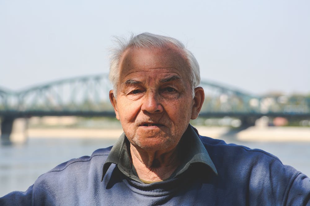 Un vieil homme qui pose devant la caméra. | Photo : Pexels Un vieil homme qui pose devant la caméra. | Photo : Pexels