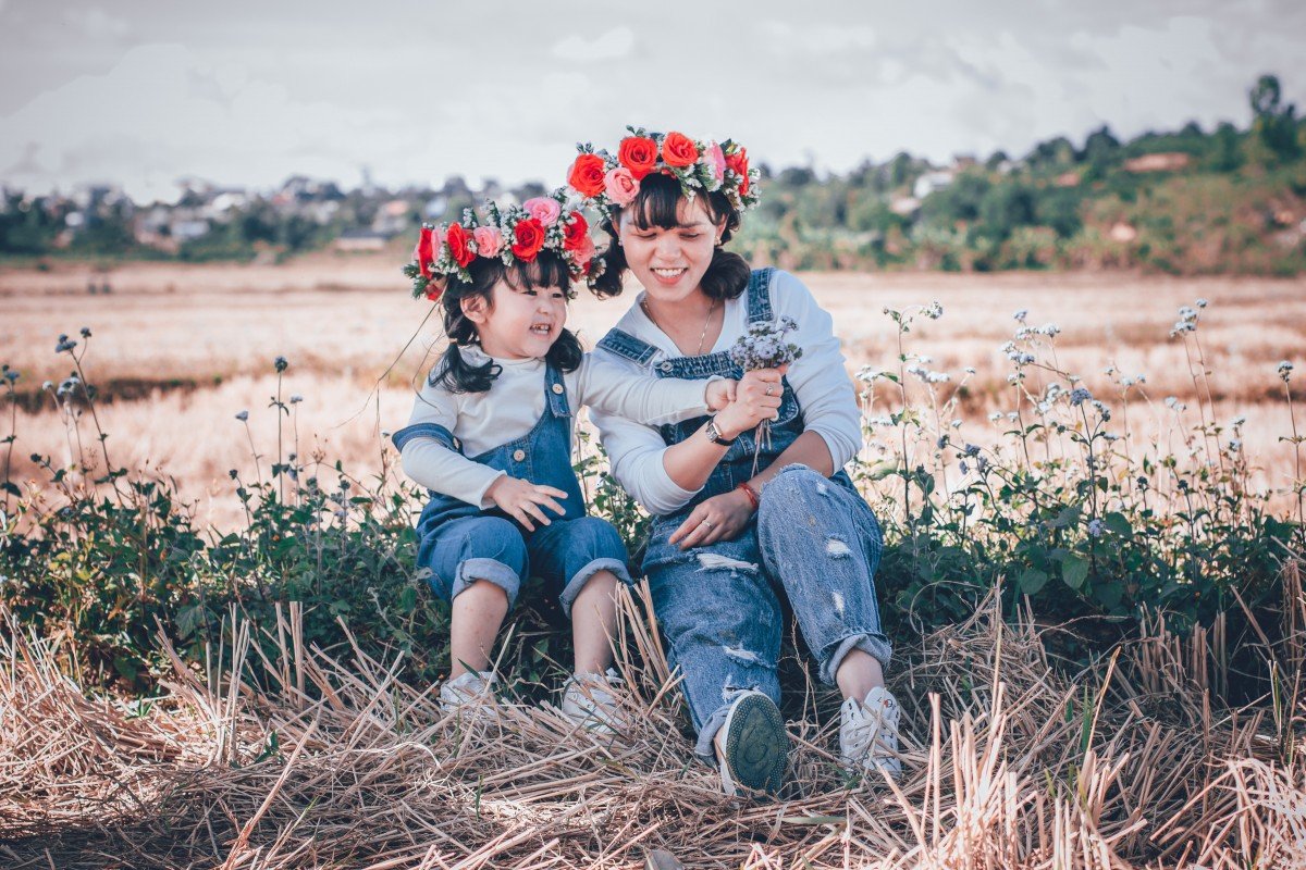 Une mère et sa fille dans l'herbe | Image : PxHere