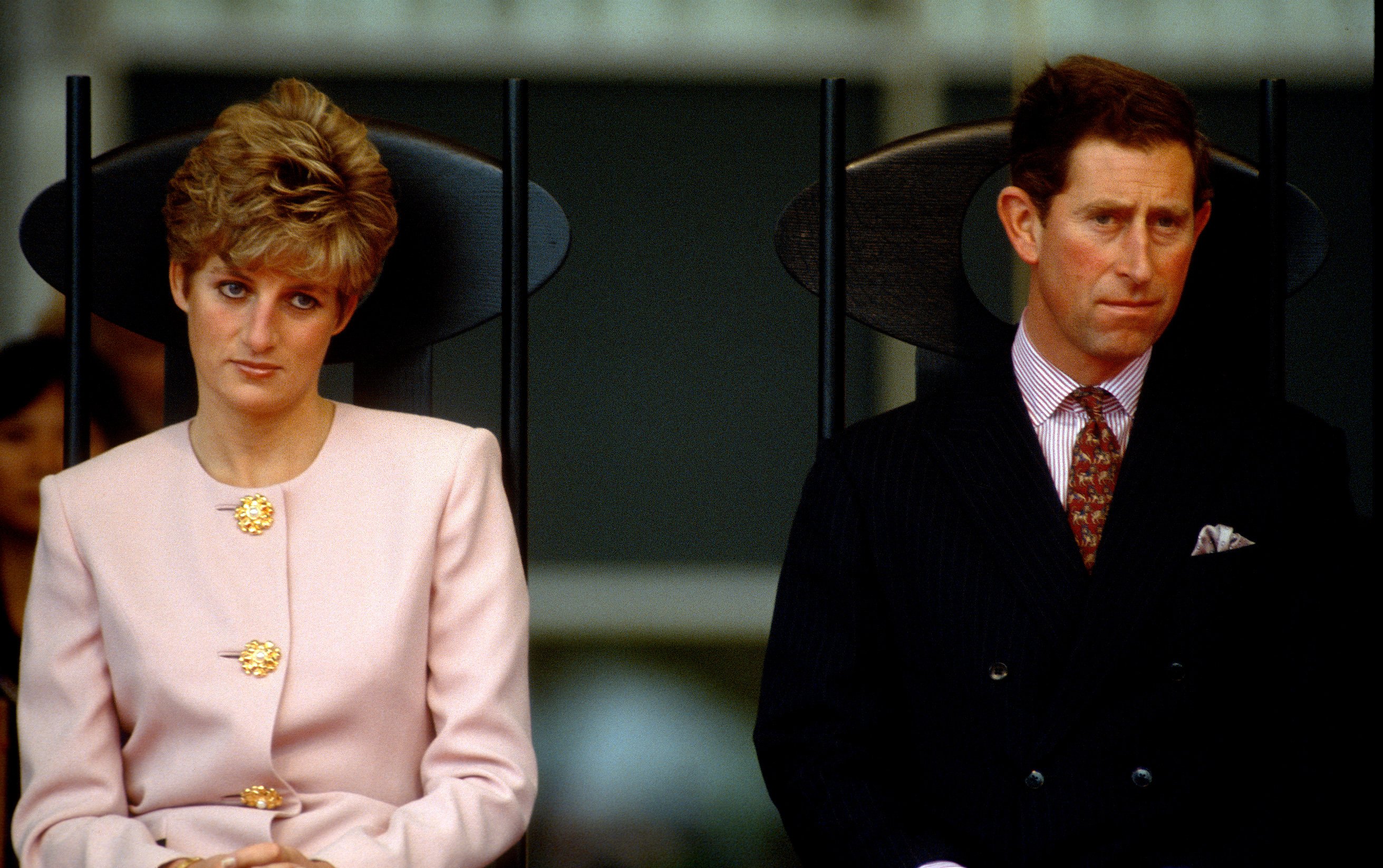 Diana, Prinzessin von Wales, in einem rosa-schwarzen Anzug, und Prinz Charles, Prinz von Wales, nehmen am 25. Oktober 1991 an einer Begrüßungszeremonie auf dem Nathan Phillips Square teil | Quelle: Getty Images