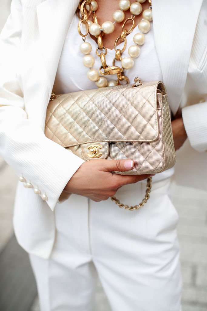 Eine silberfarbene Tasche von Chanel als Detail des Influencers Gitta Banko während eines Streetstyle-Shootings am 10. Juli 2020 in Düsseldorf | Quelle: Getty Images
