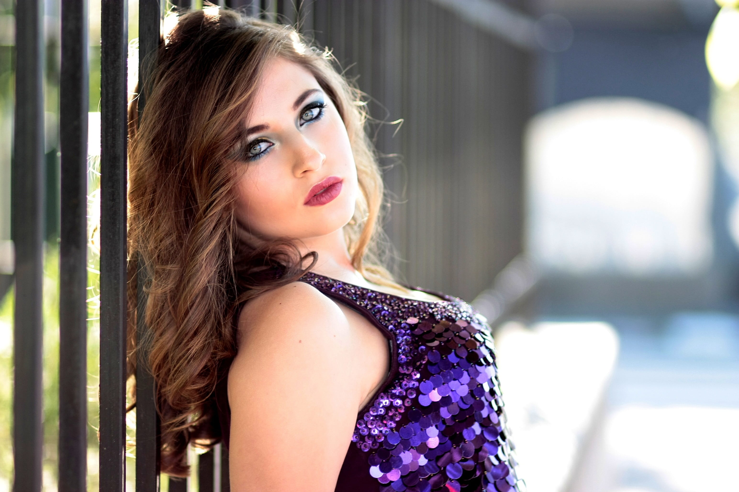 Mujer luce una blusa con lentejuelas. | Foto: Piqsels