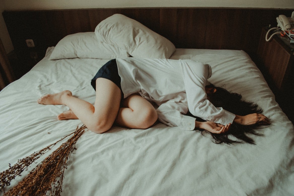 Mujer acostada en la cama. | Foto: Unsplash