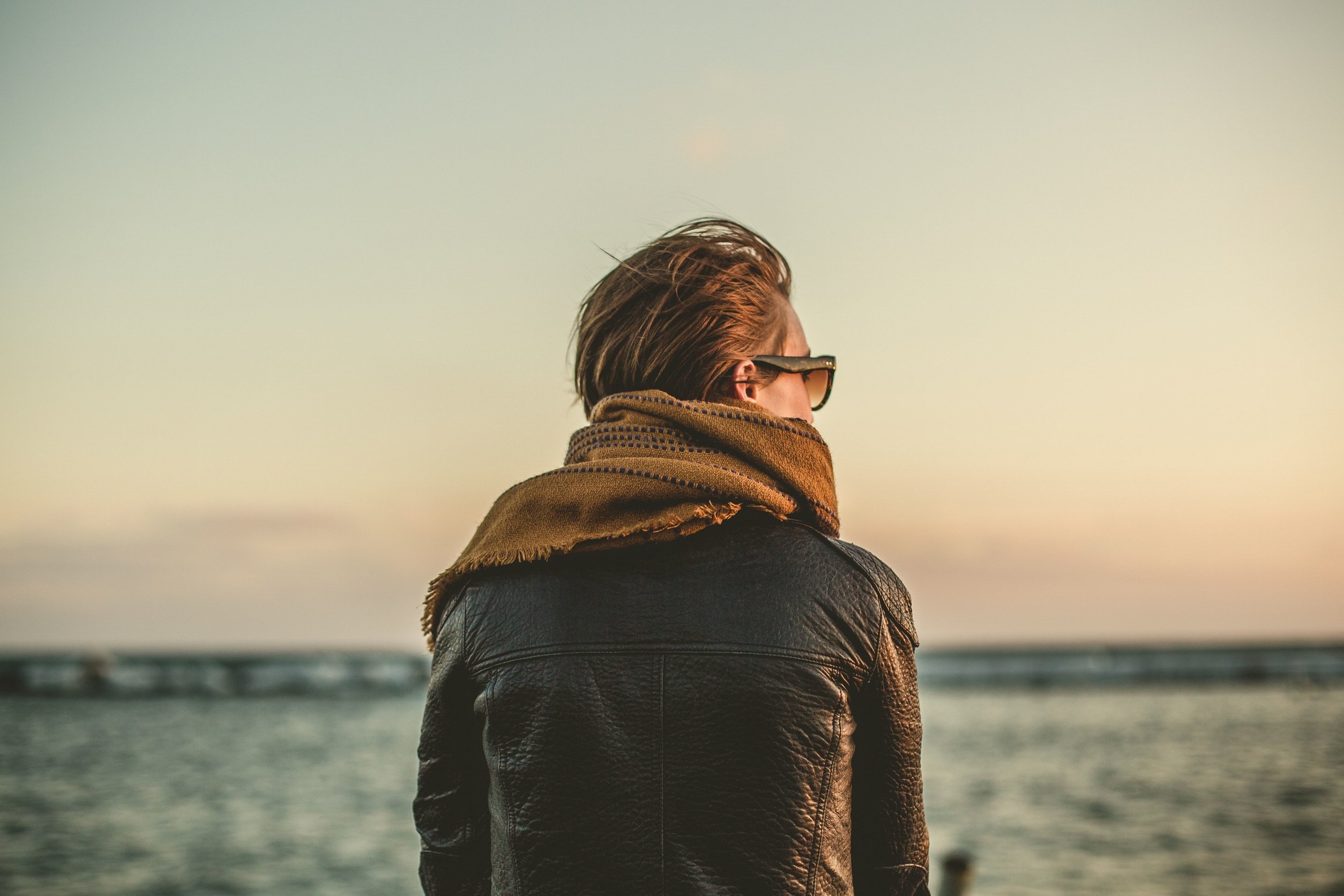 Une personne porte une veste et un foulard. | Photo : Pixabay Une personne porte une veste et un foulard. | Photo : Pixabay