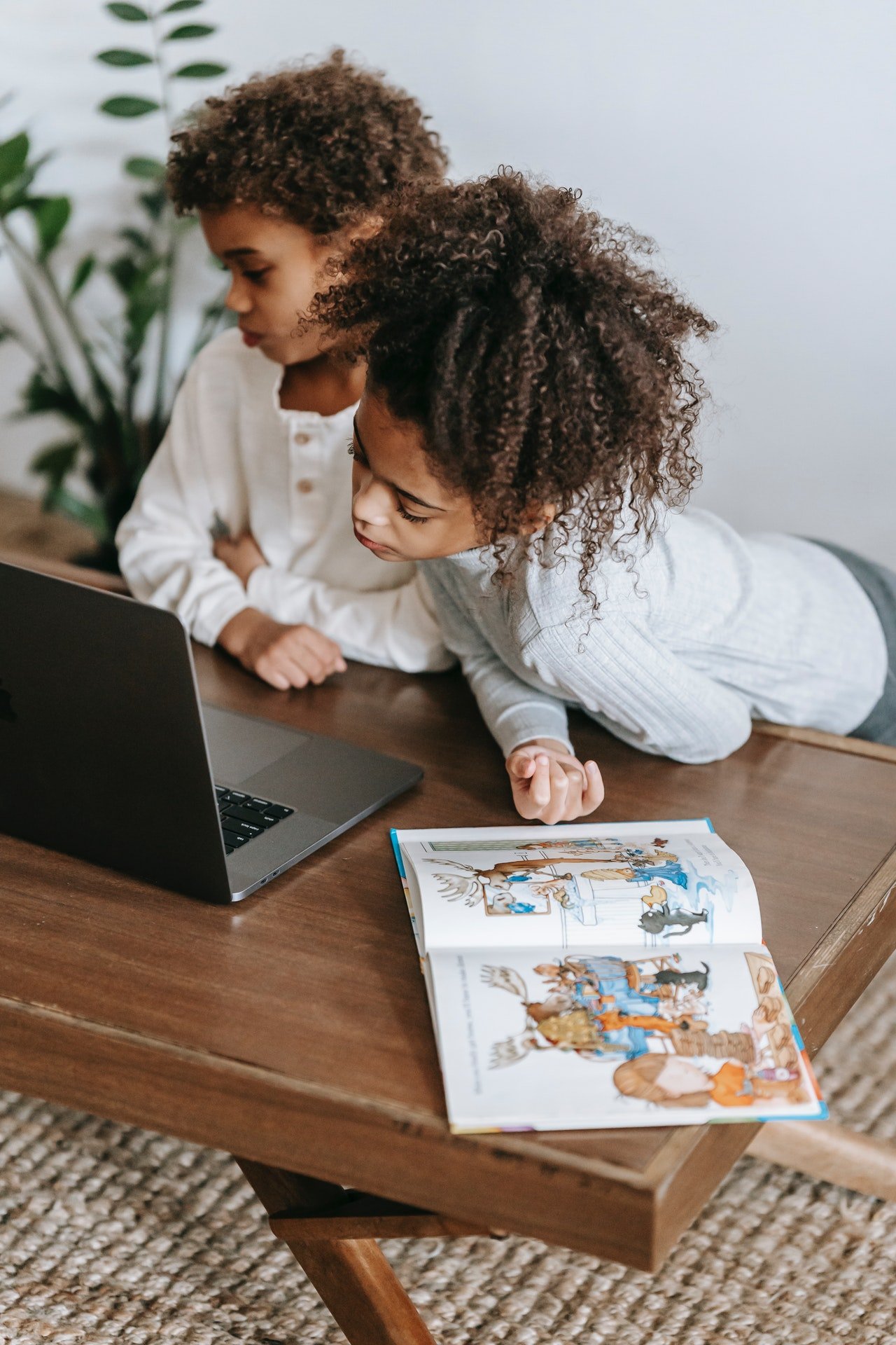 Zwei Kinder schauen auf einen Laptop | Quelle: Pexels