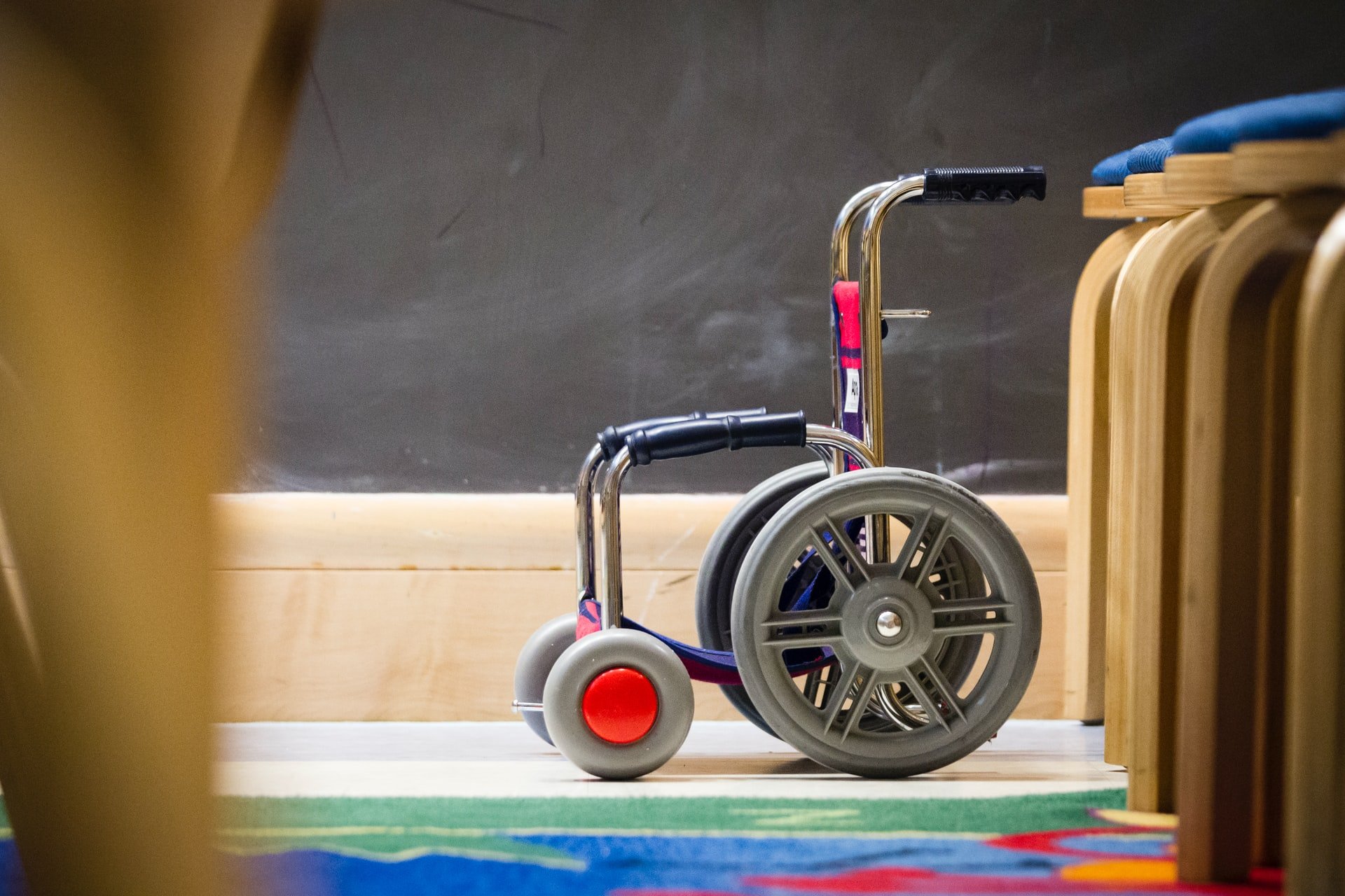 Ohne die Behandlung wäre Mia für den Rest ihres Lebens auf einen Rollstuhl angewiesen. | Quelle: Unsplash