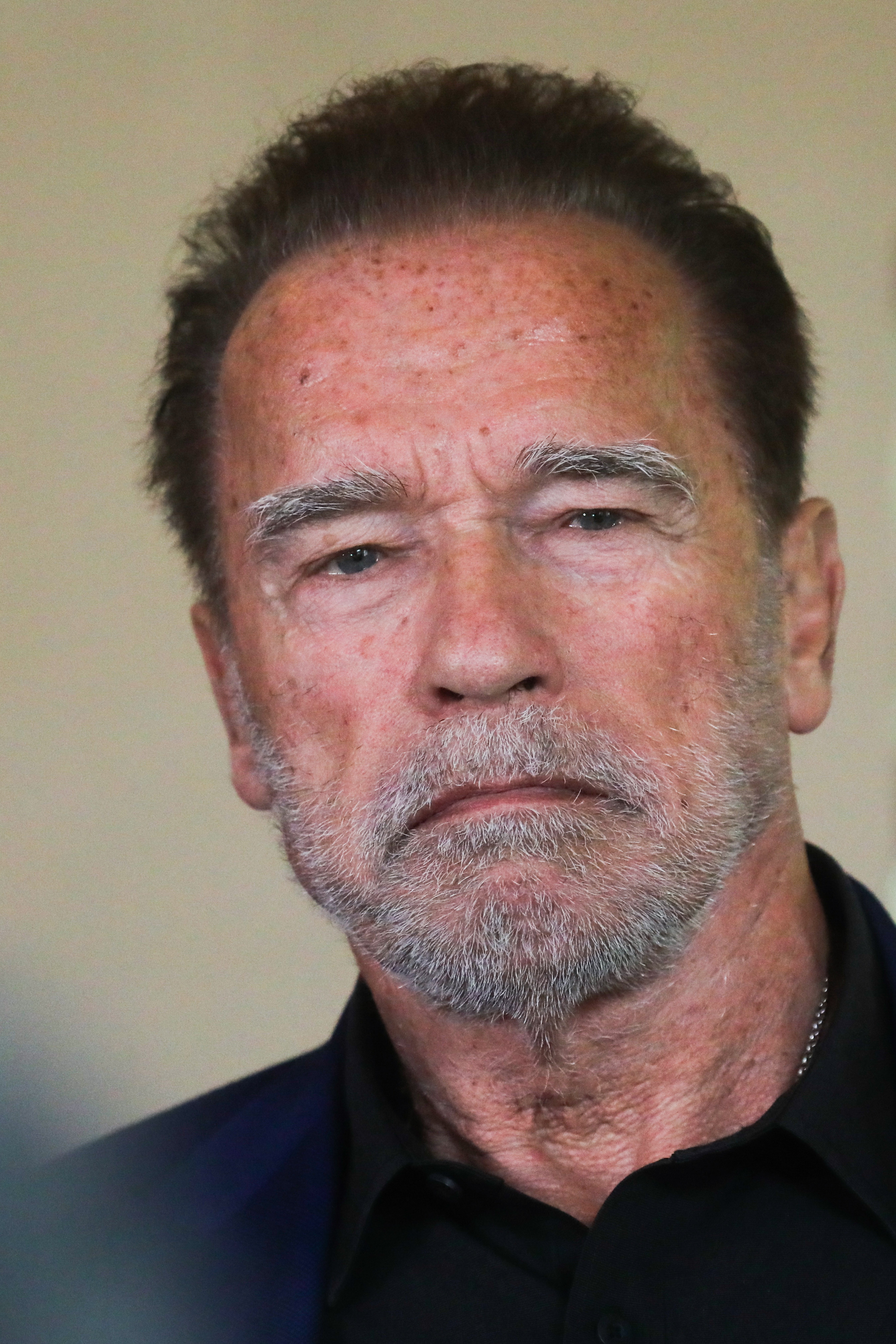 Arnold Schwarzenegger wird in der Stiftung Jüdisches Zentrum Auschwitz abgebildet, nachdem er das ehemalige deutsche Konzentrations- und Vernichtungslager Auschwitz-Birkenau in Oswiecim, Polen, am 28. September 2022 besucht hat. | Quelle: Getty Images