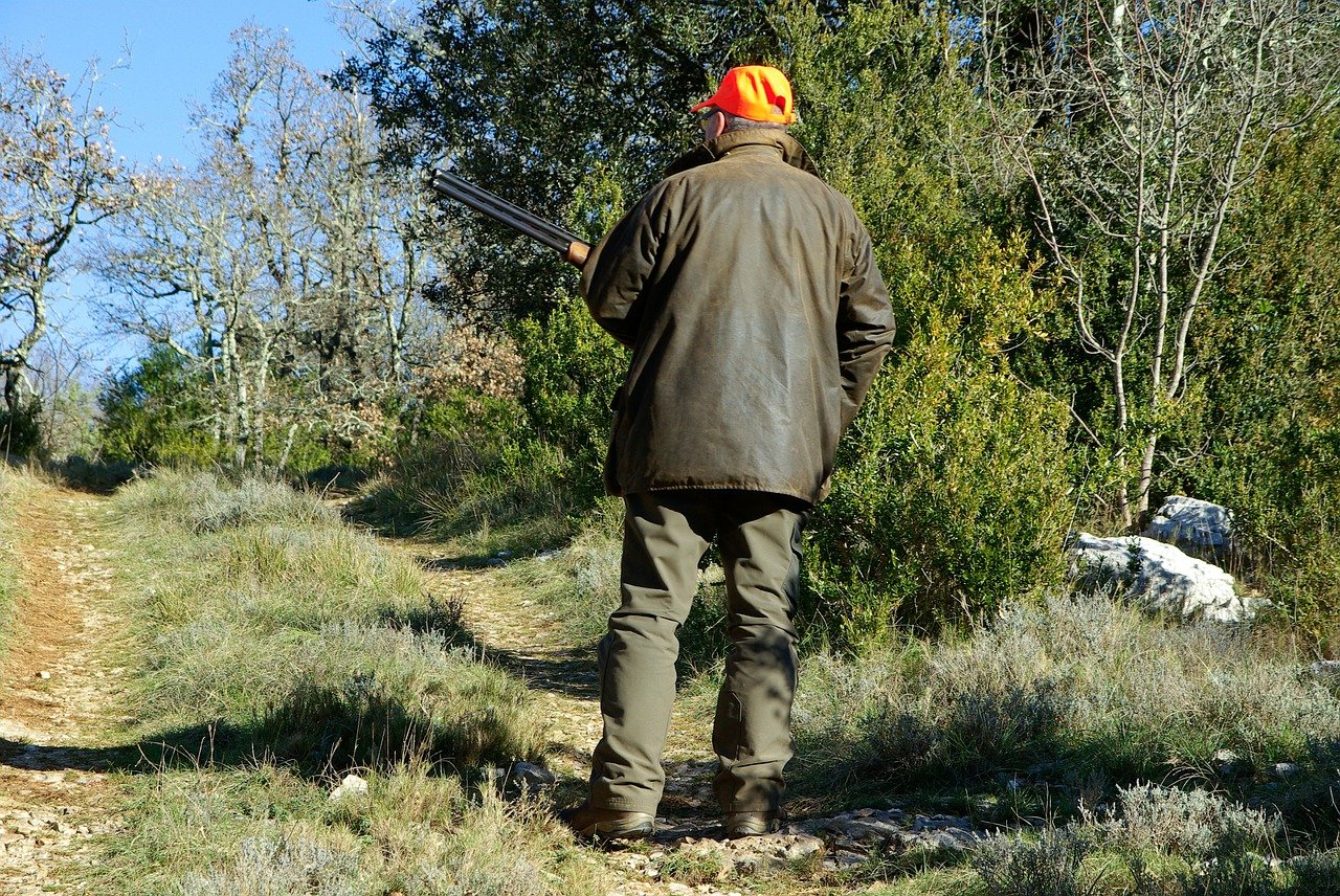 Un chasseur tenant son fusil de chasse | Photo : Pixabay