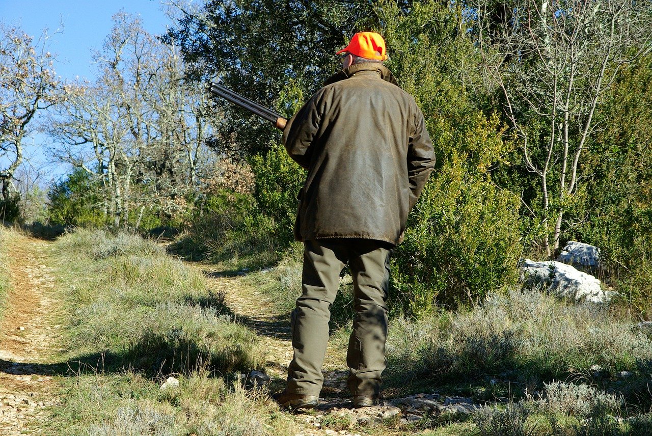 Un chasseur tenant son fusil de chasse | Photo : Pixabay Un chasseur tenant son fusil de chasse | Photo : Pixabay