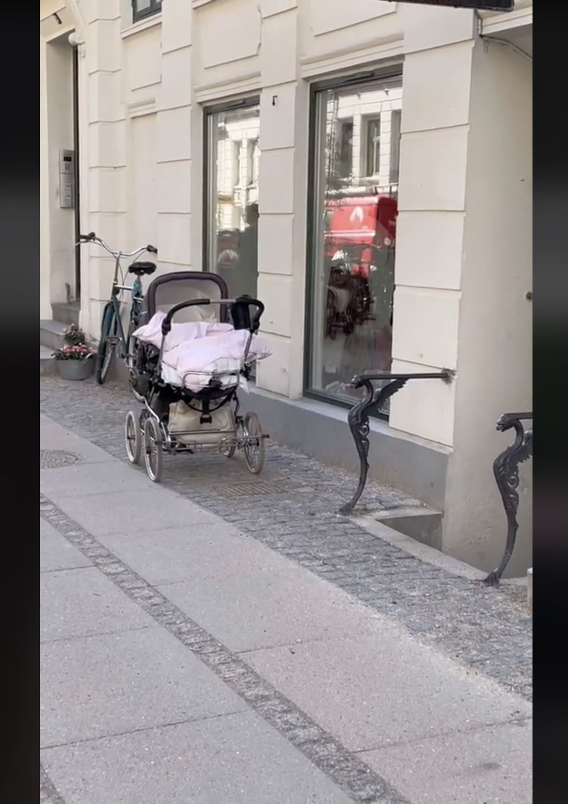Annie Samples' baby girl's stroller is placed outside a store in Copenhagen, Denmark, as seen in a video dated September 27, 2022 | Source: tiktok.com/@annieineventyrland