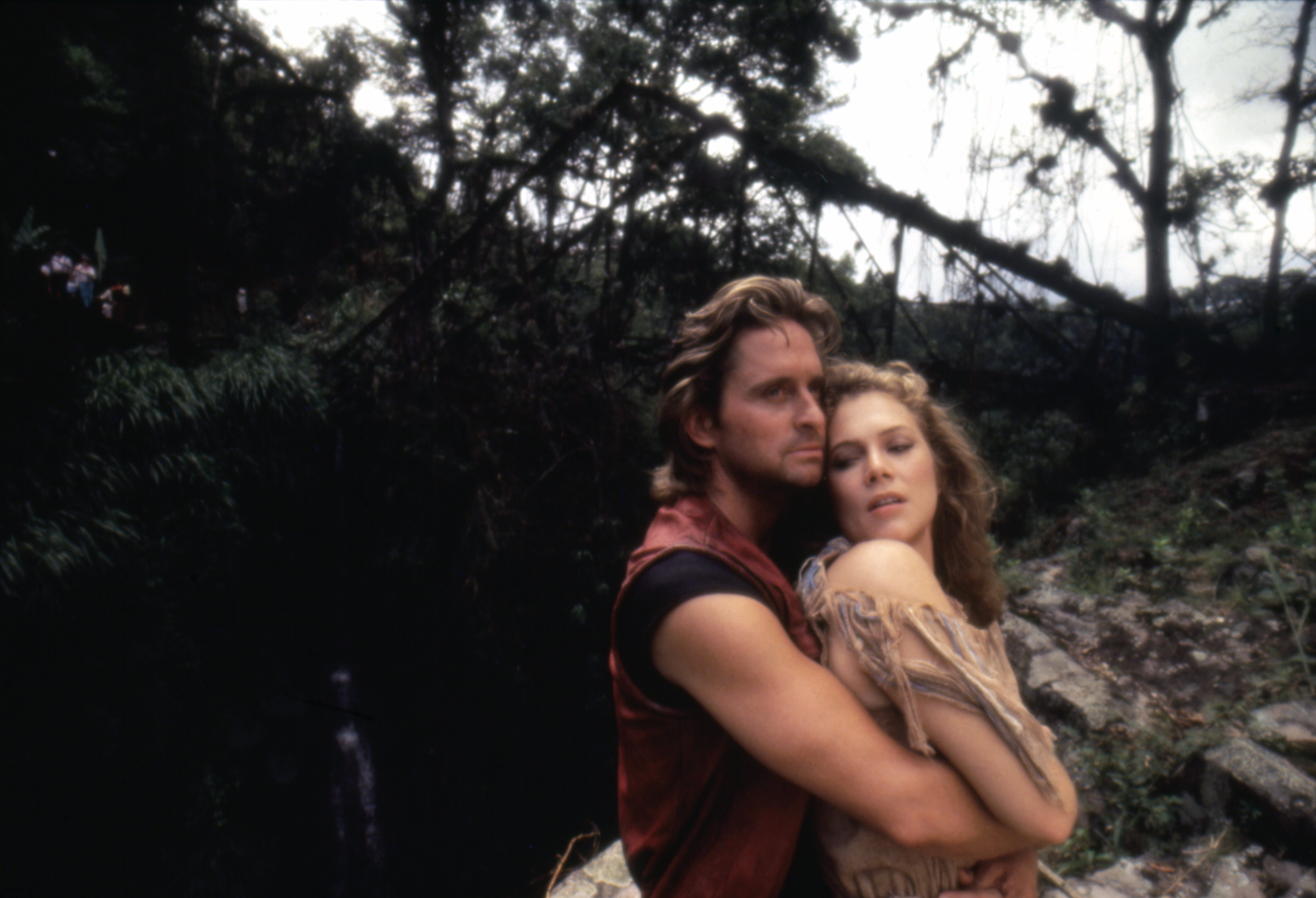 Michael Douglas and Kathleen Turner on the set of "Romancing the Stone" in 1984 | Source: Getty Images