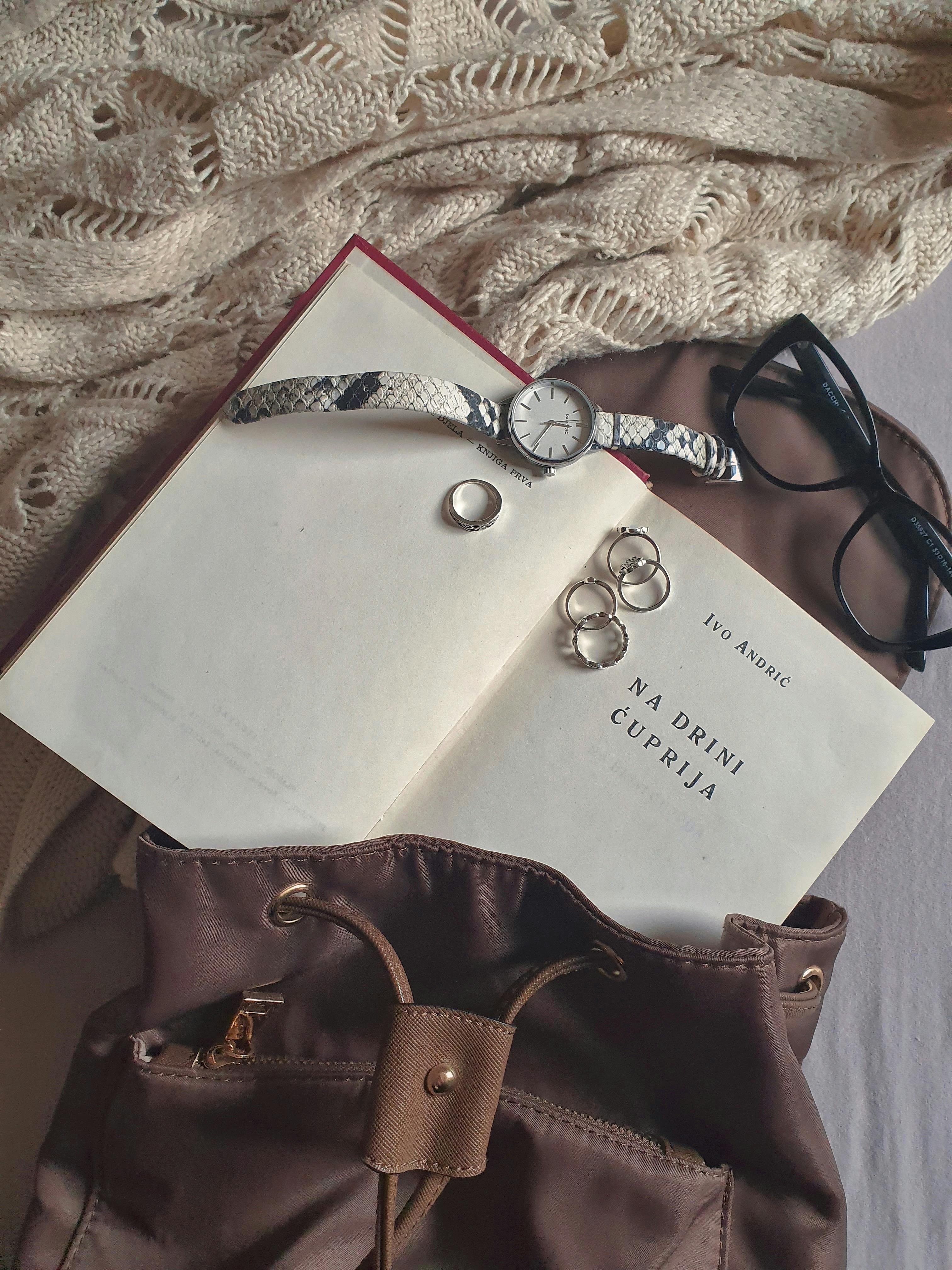 Jewelry and a book spilled out from a bag | Source: Pexels