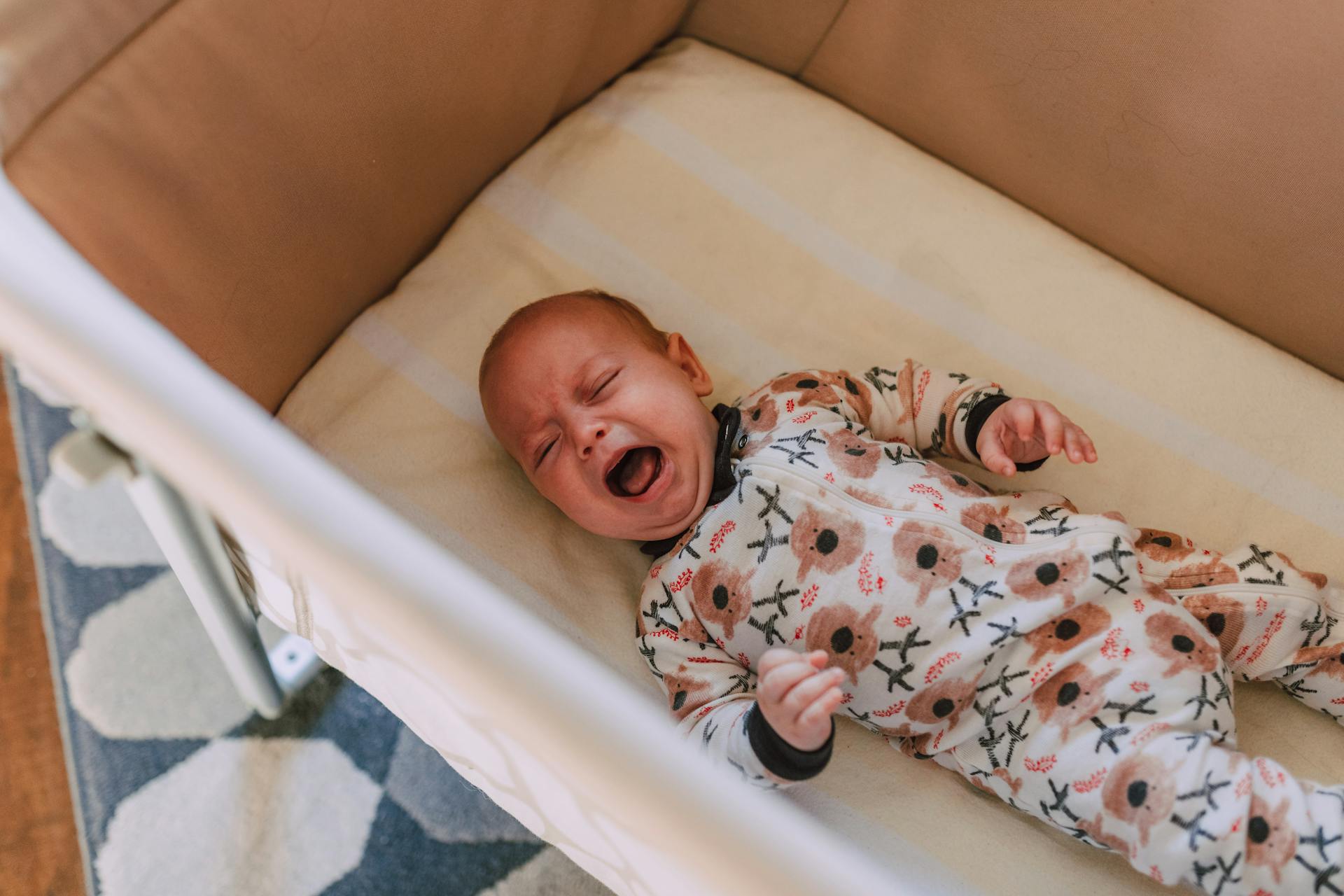 Crying baby in a crib | Source: Pexels