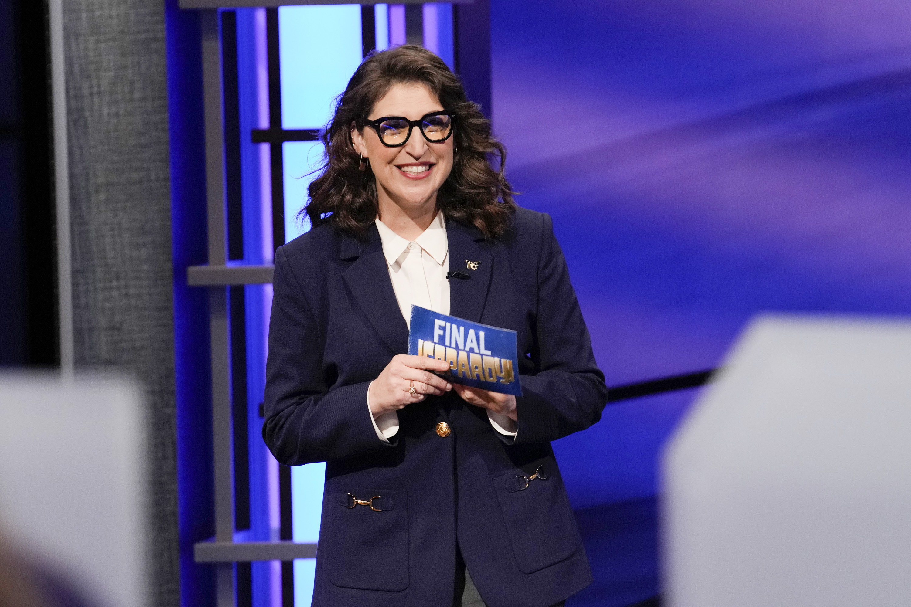 Mayim Bialik ist am 8. Februar 2022 Gastgeber der „Jeopardy! National College Championship“ | Quelle: Getty Images