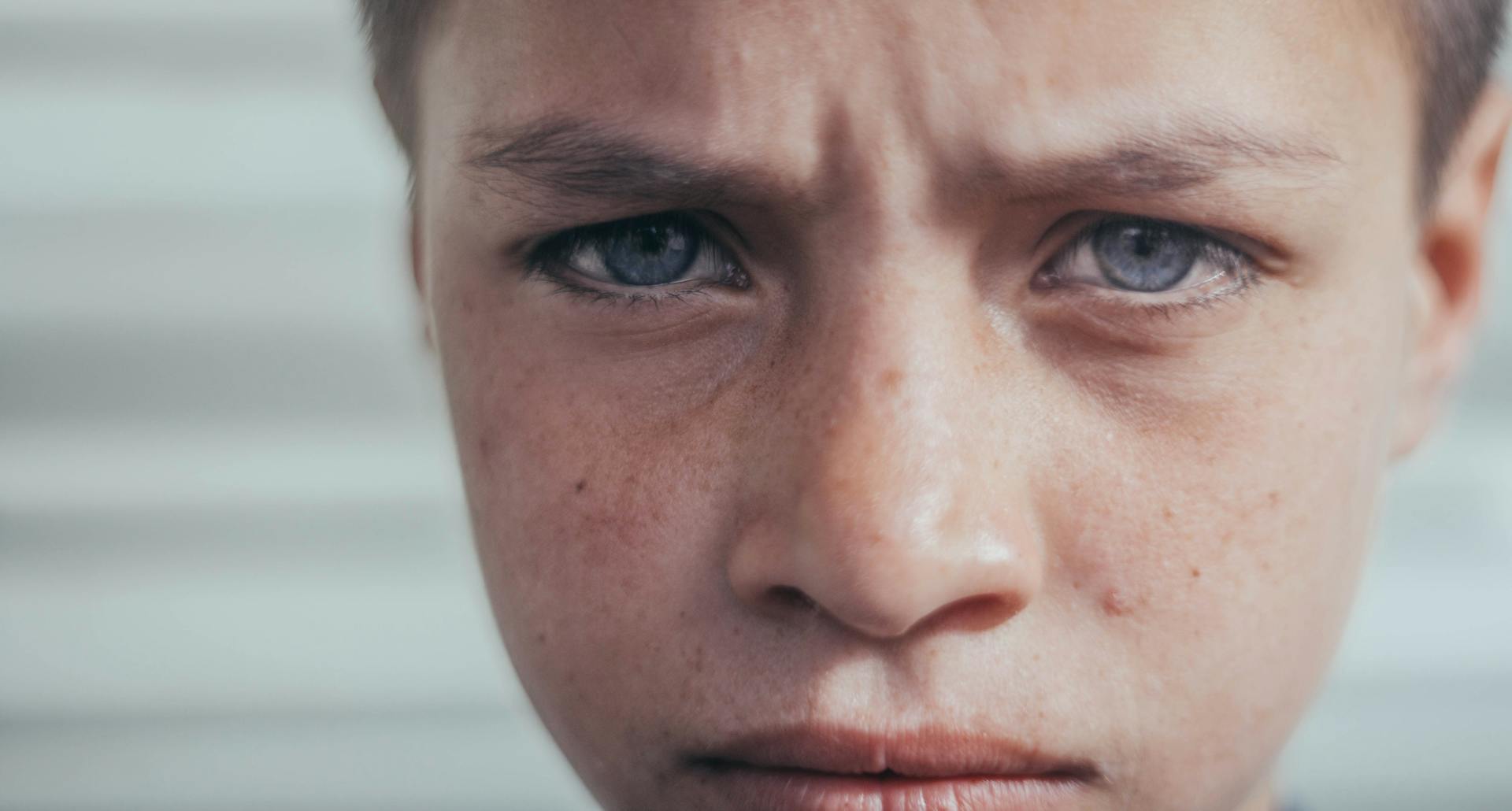 A close-up of an upset boy | Source: Pexels