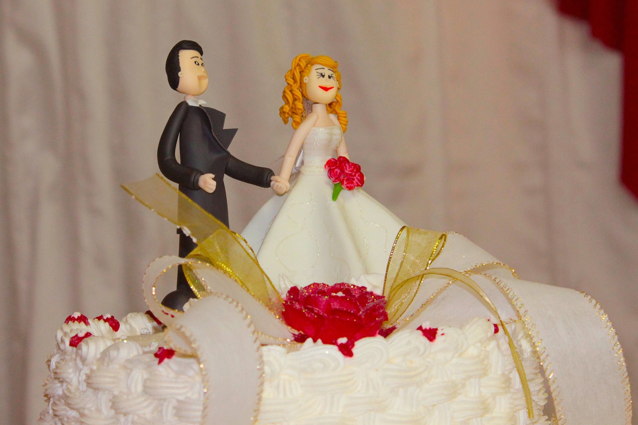 A wedding cake topper | Source: Pixabay