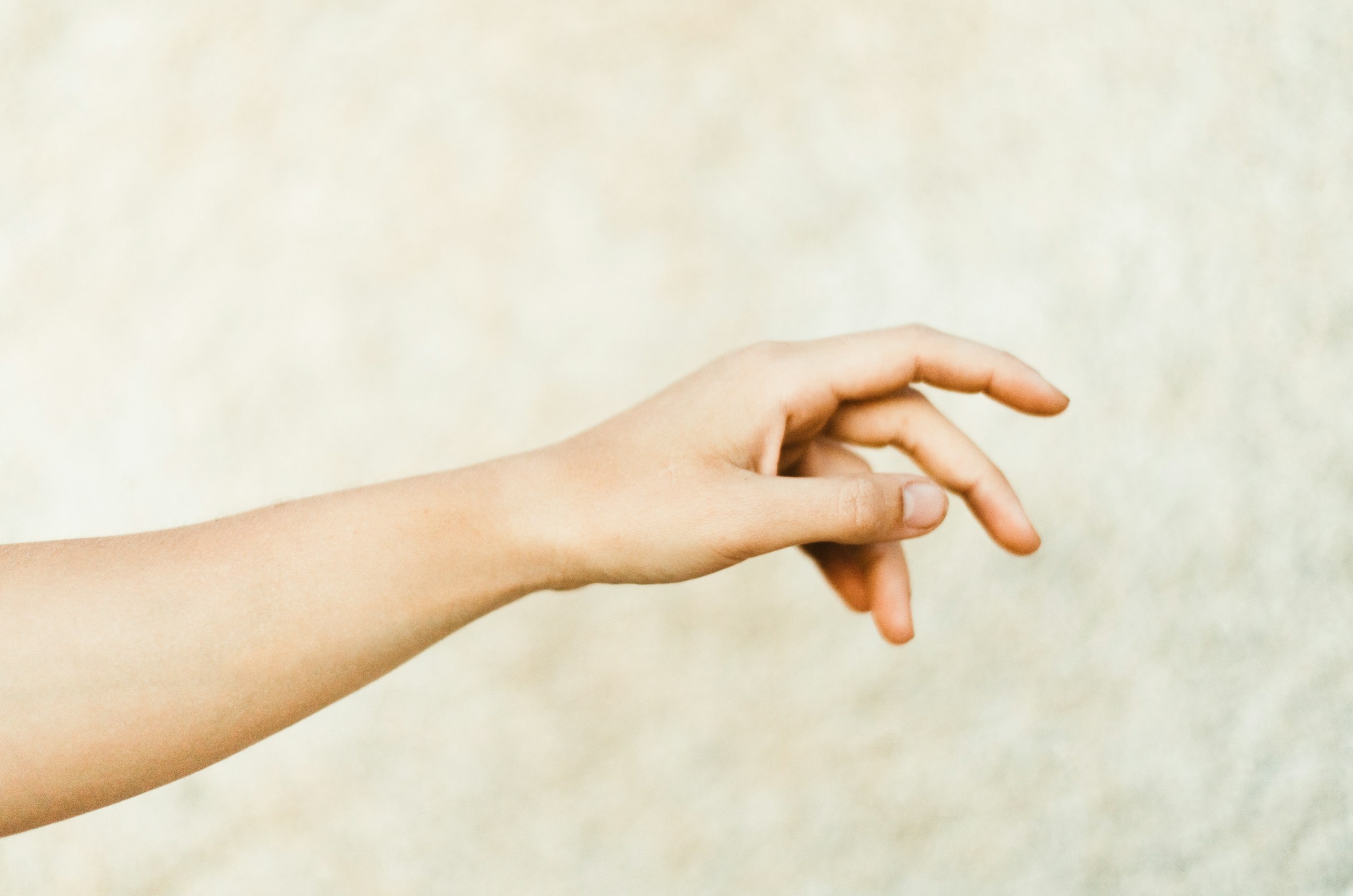 A person holding out their hand | Source: Unsplash