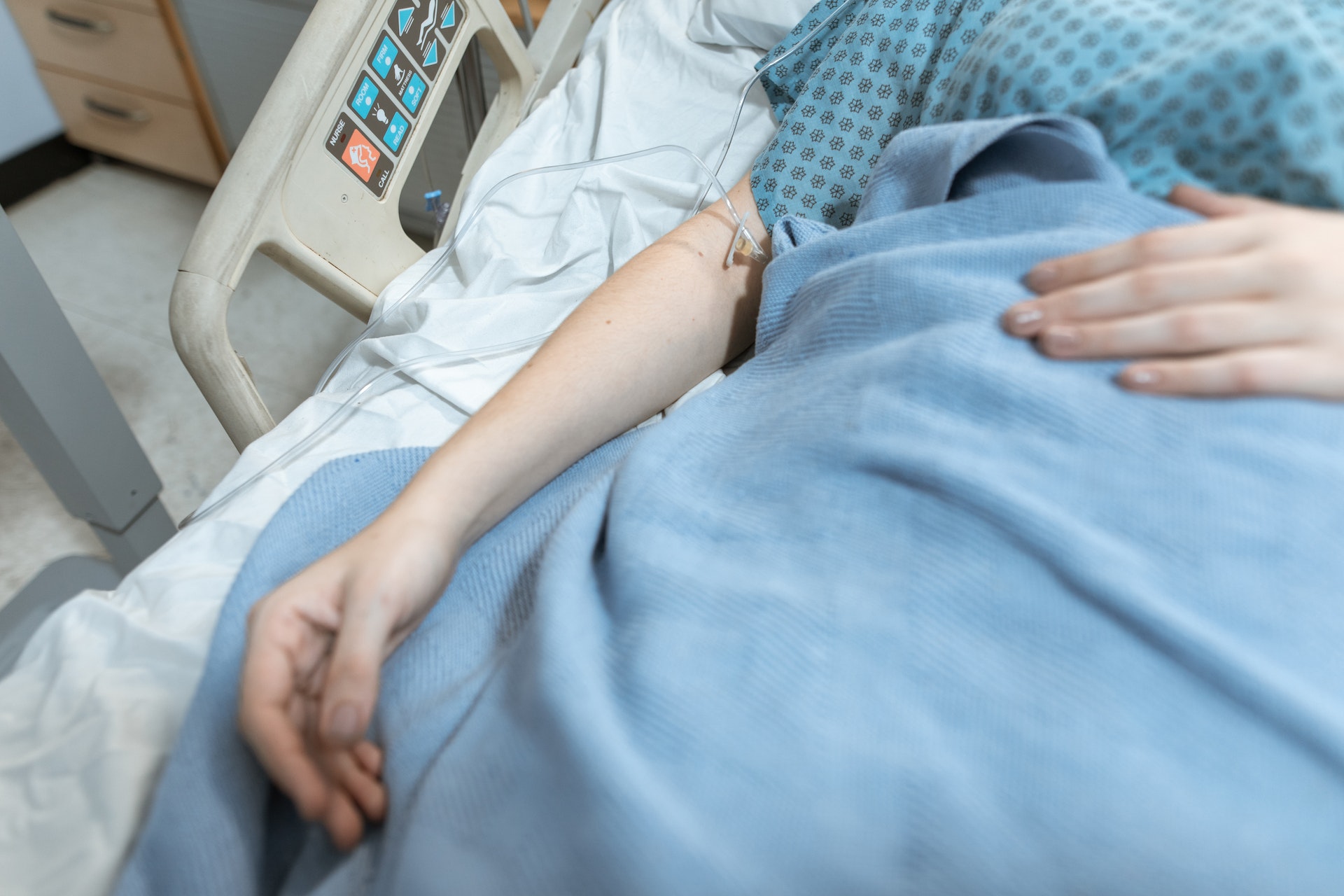 A person in a hospital bed | Source: Pexels