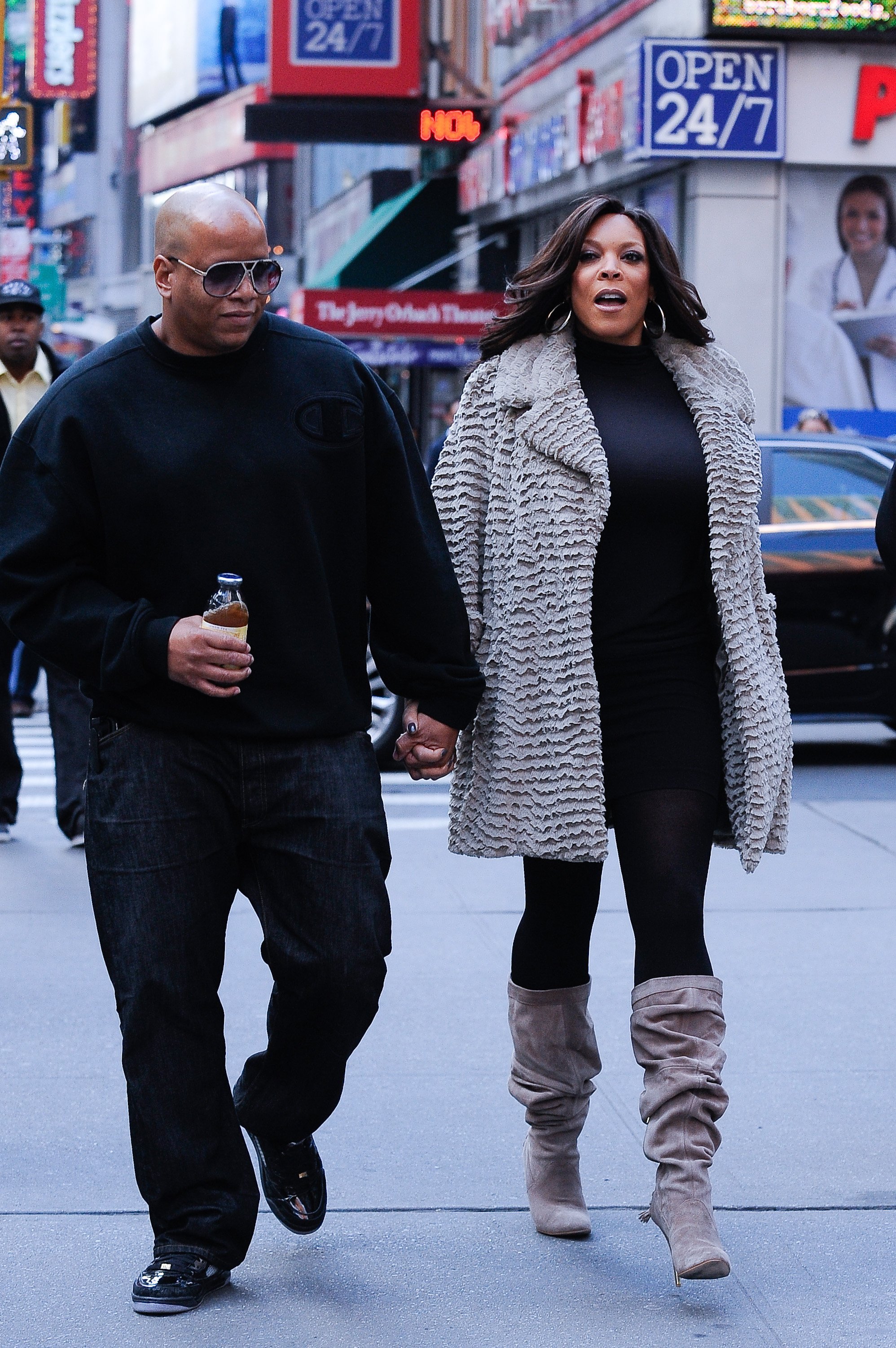 Wendy Williams and Kevin Hunter leave the "Celebrity Apprentice" film set at Famiglia Restaurant on October 19, 2010, in New York City. | Source: Getty Images. 