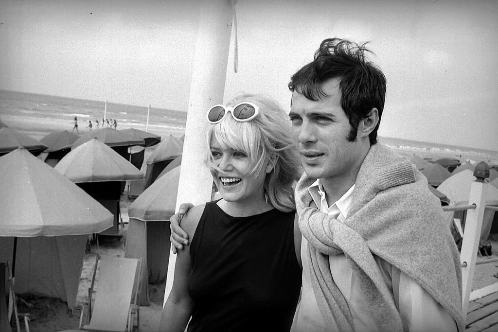 Sophie Daumier et Guy Bedos à Deauville, 1965. | Photo : Getty Images