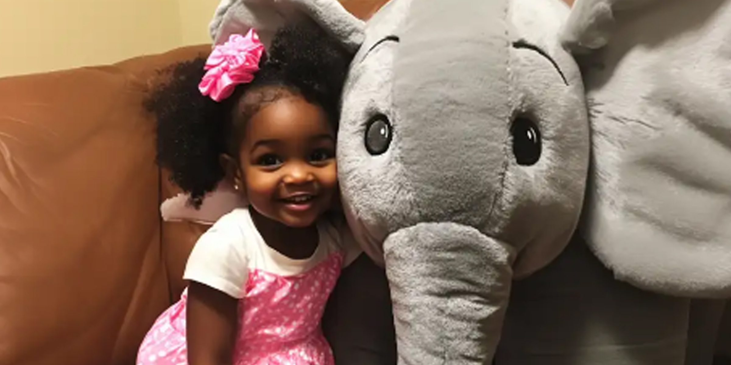 Little girl holding a giant stuffed toy | Source: Amomama