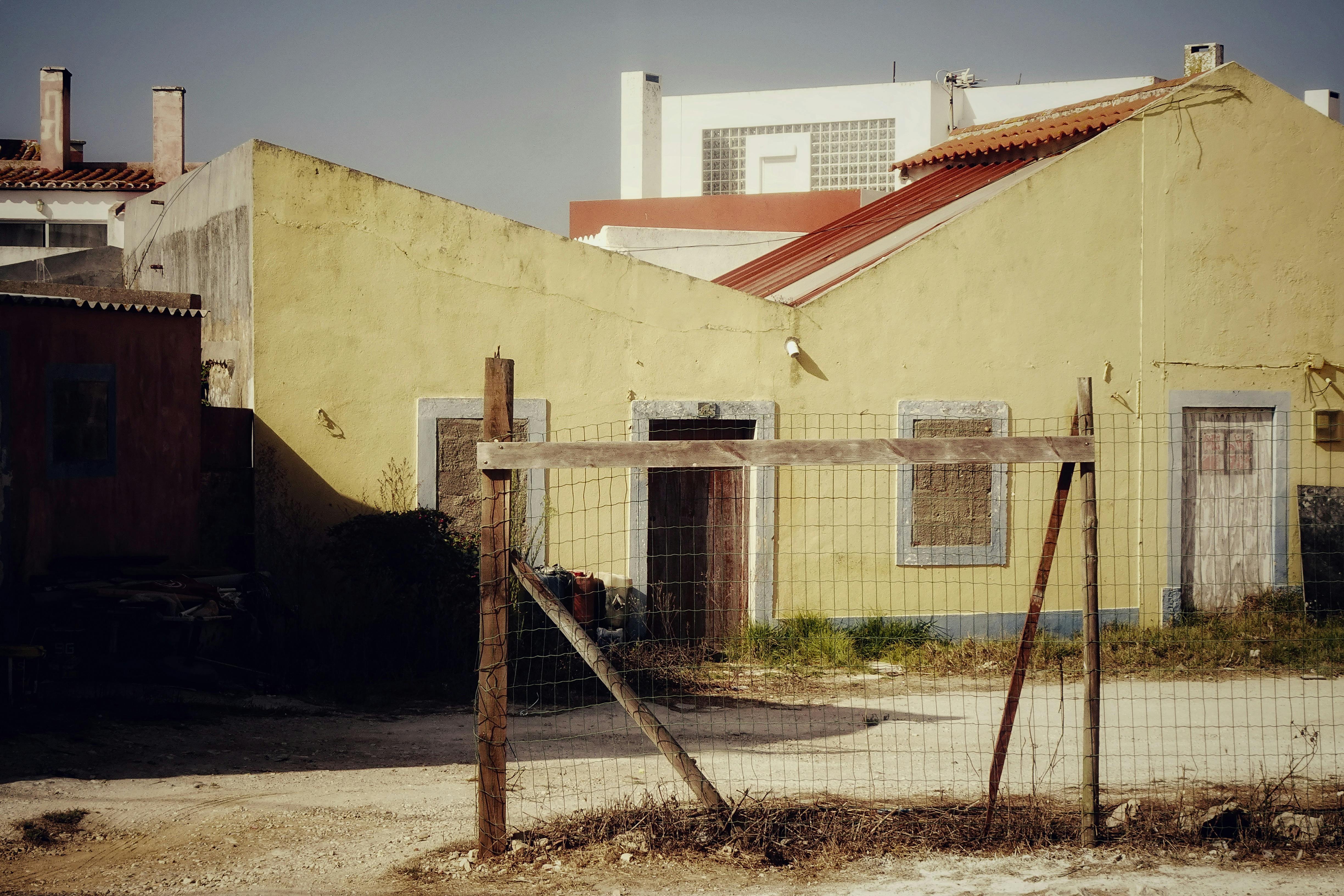 Old houses in a neighborhood | Source: Pexels