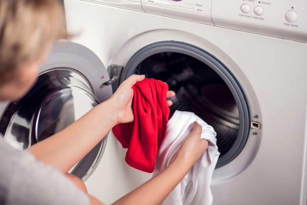 Meter ropa en lavadora. | Foto: Shutterstock.