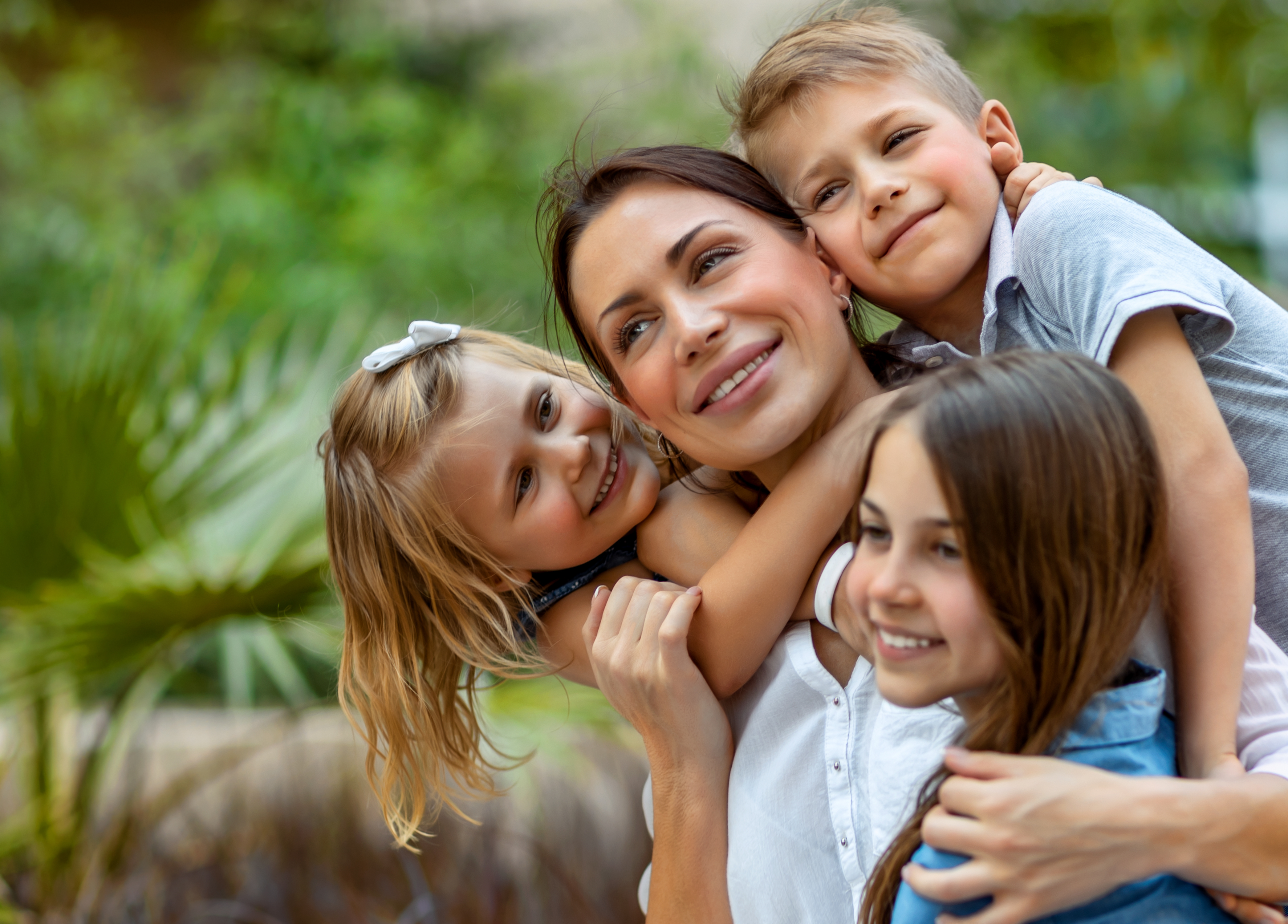 Ein Schnappschuss einer Mutter, die mit ihren drei Kindern Spaß hat | Quelle: Shutterstock