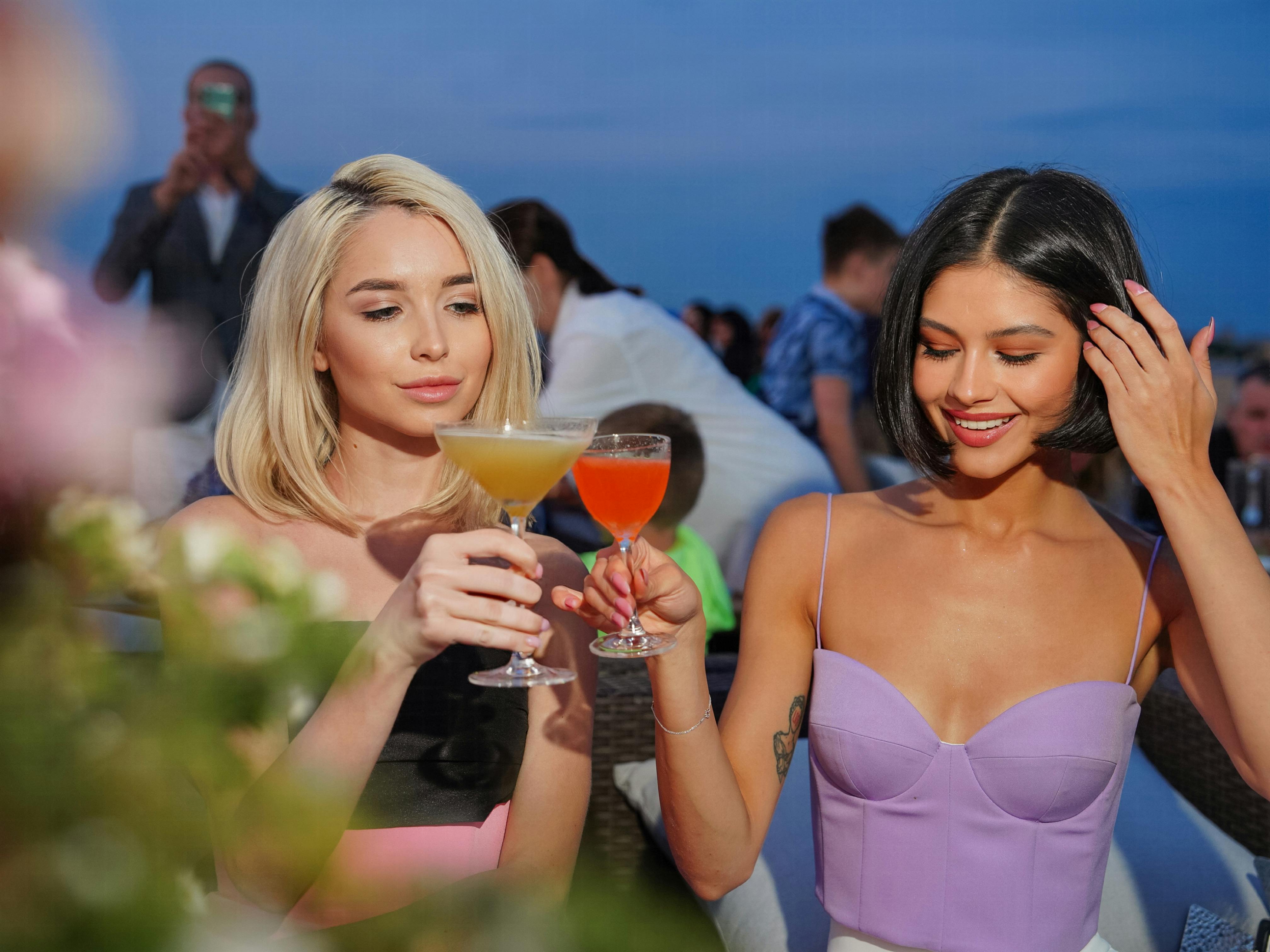 Two women toasting in celebration | Source: Pexels