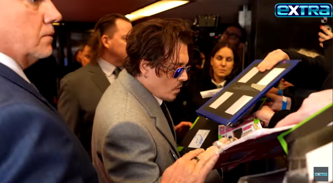 Johnny Depp signing autographs at the premiere of "Jean Du Barry" in London, England. | Source: YouTube/extratv