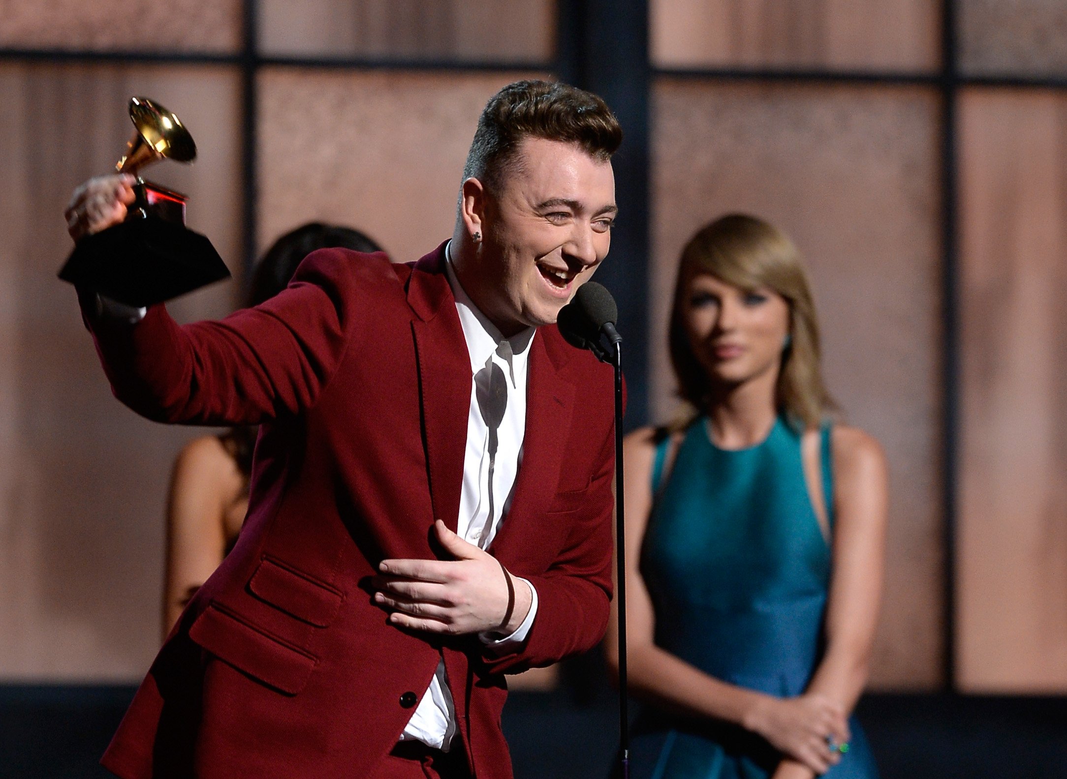 Singer Sam Smith (L) accepts the Best New Artist award from Taylor Swfit onstage during The 57th Annual GRAMMY Awards at the at the STAPLES Center on February 8, 2015, in Los Angeles, California. | Source: Getty Images