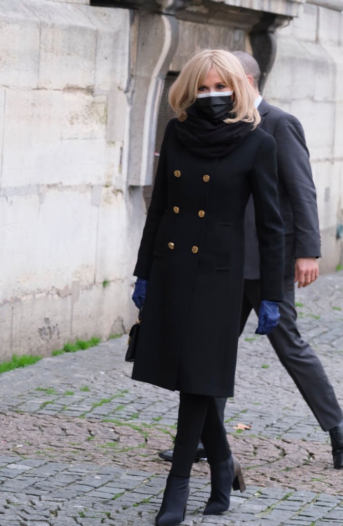 Brigitte Macron assiste à l'hommage à Robert Hossein à l'église Saint Sulpice le 09 février 2021 à Paris, France | Photo : Getty Images