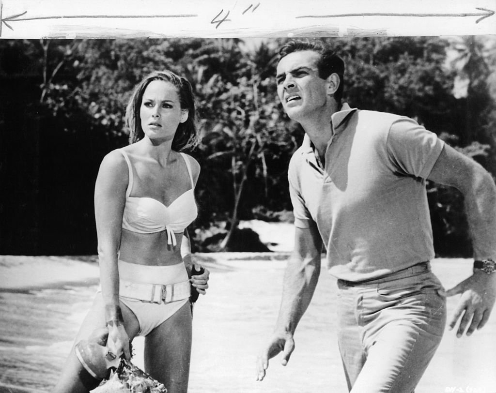 Sean Connery und Ursula Andress in einer Szene aus dem Film 'James Bond: Dr. No', 1962, am Strand. (Foto von United Artist) I Quelle: Getty Images